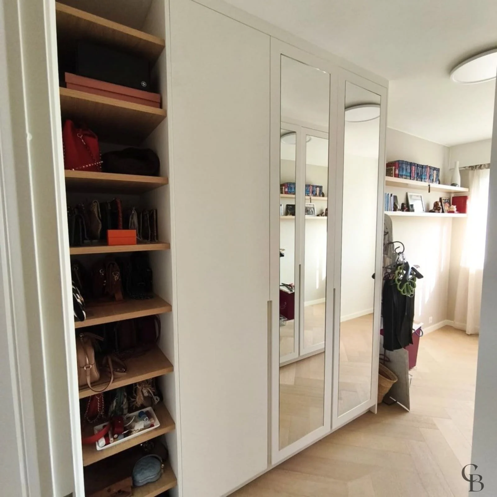 Portes de dressing sur mesure avec façades miroir et finition blanche réalisées par Concept & Bois pour un aménagement intérieur élégant à Genève.