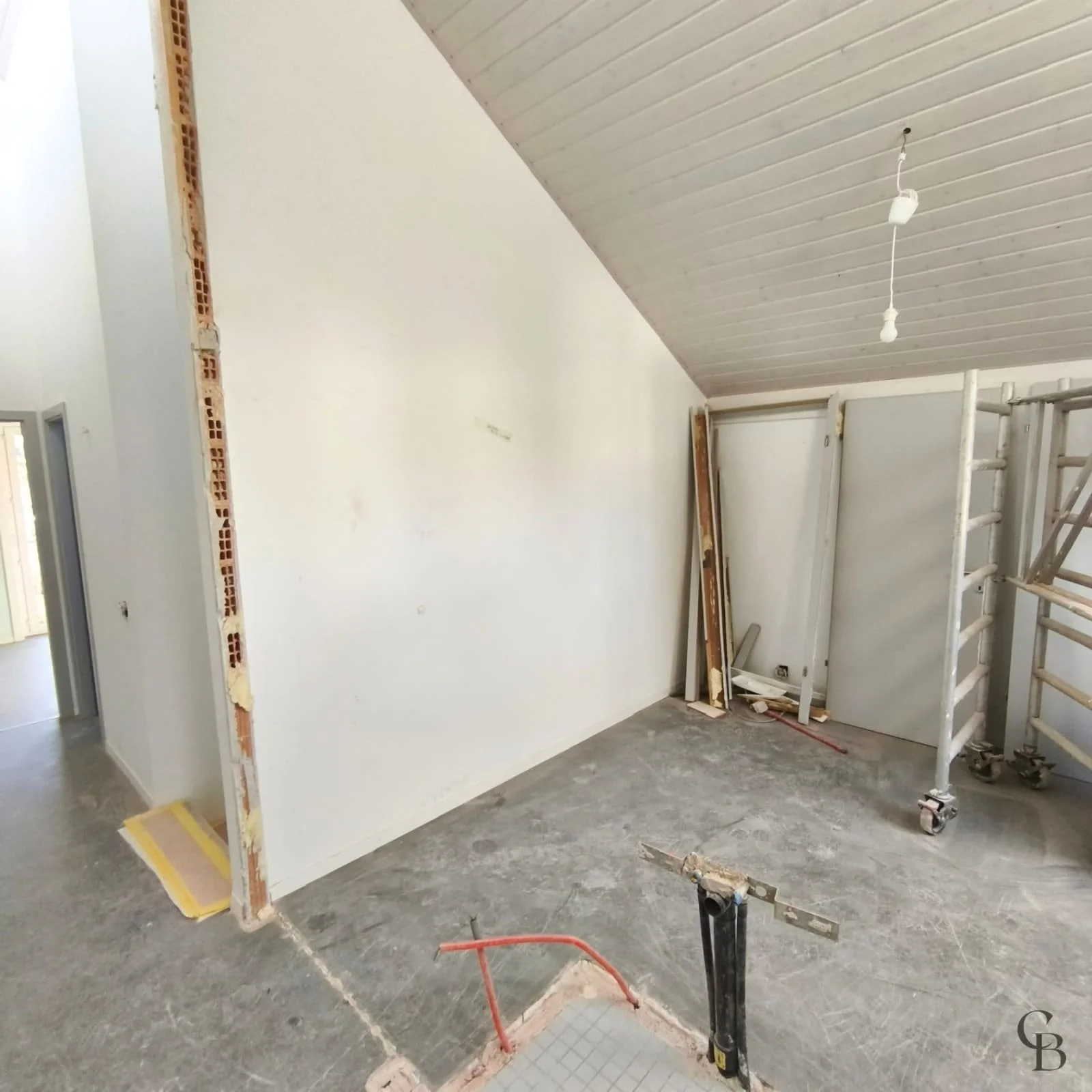 Avant l'installation du mobilier, Concept & Bois prépare minutieusement l'espace afin d'intégrer un dressing sur mesure parfaitement adapté à l'architecture de la villa. Cette étape garantit une installation précise, un habillage mural harmonieux et 