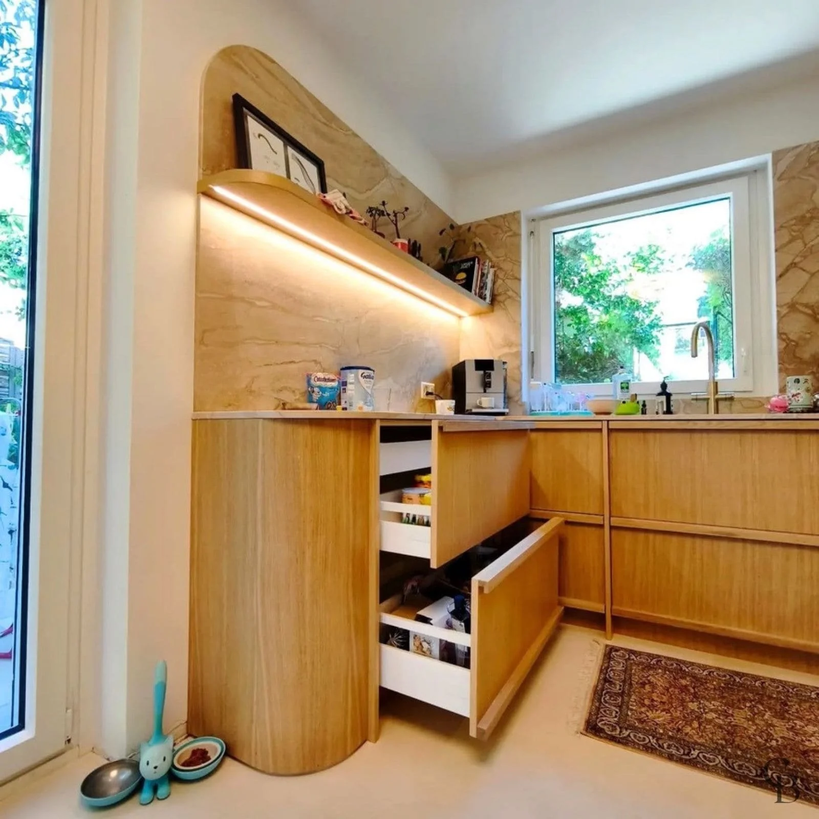 Tiroirs de rangement intégrés dans une cuisine sur mesure réalisée à Nyon par Concept & Bois