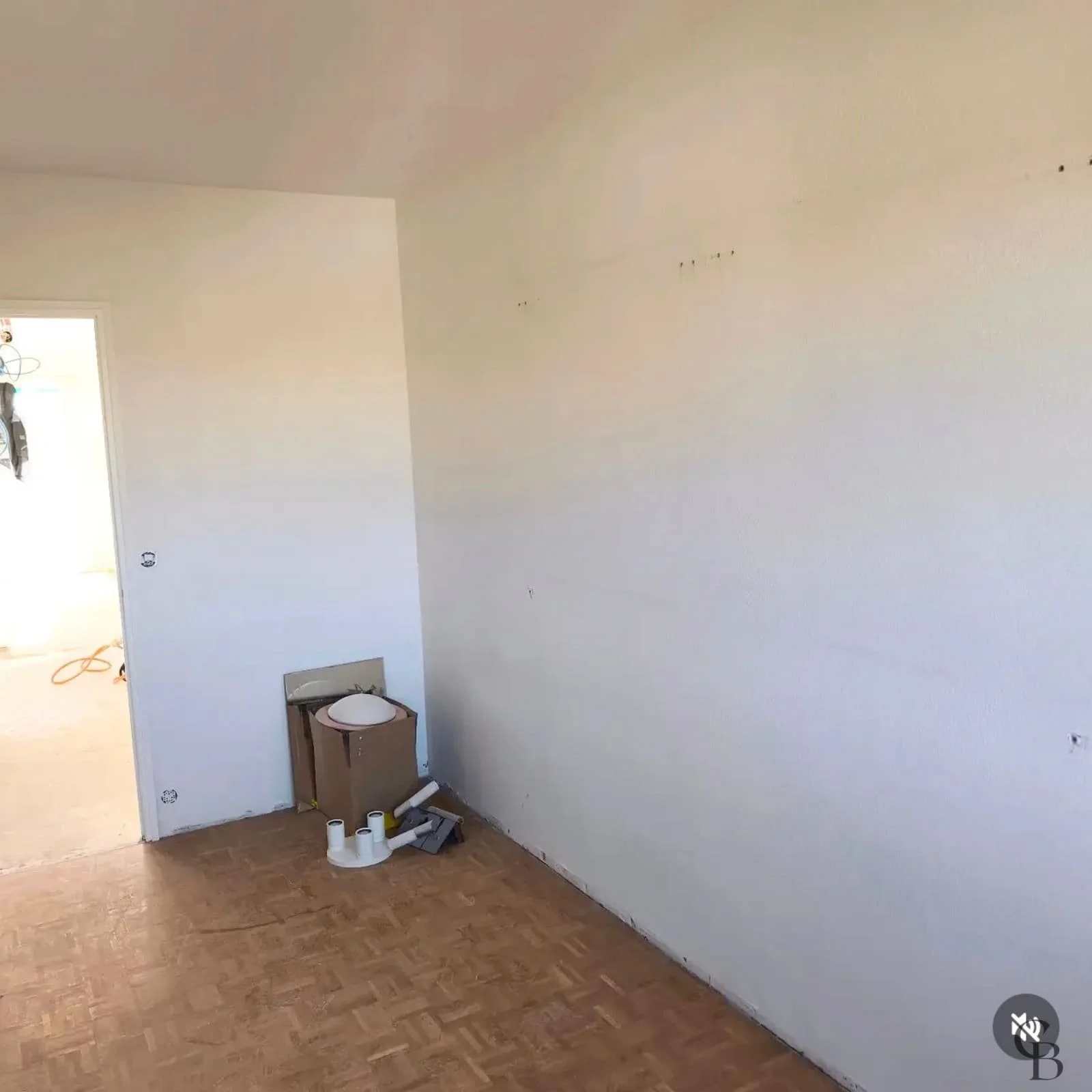 Cette seconde vue illustre l'état initial de la pièce avant la conception du mobilier sur mesure. L'objectif était de créer un rangement parfaitement intégré permettant d'exploiter tout le potentiel de cet espace.
