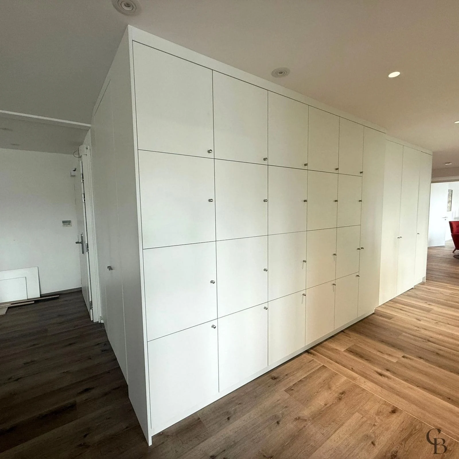 Placard encastré sur mesure avec rangements intégrés, conçu par Concept & Bois pour optimiser l'espace d'un intérieur à Genève.