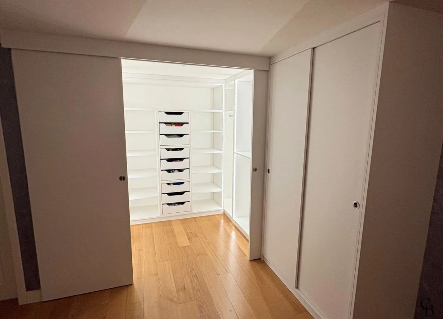 Vue d'ensemble d'un dressing sur mesure réalisé par Concept & Bois à Genève