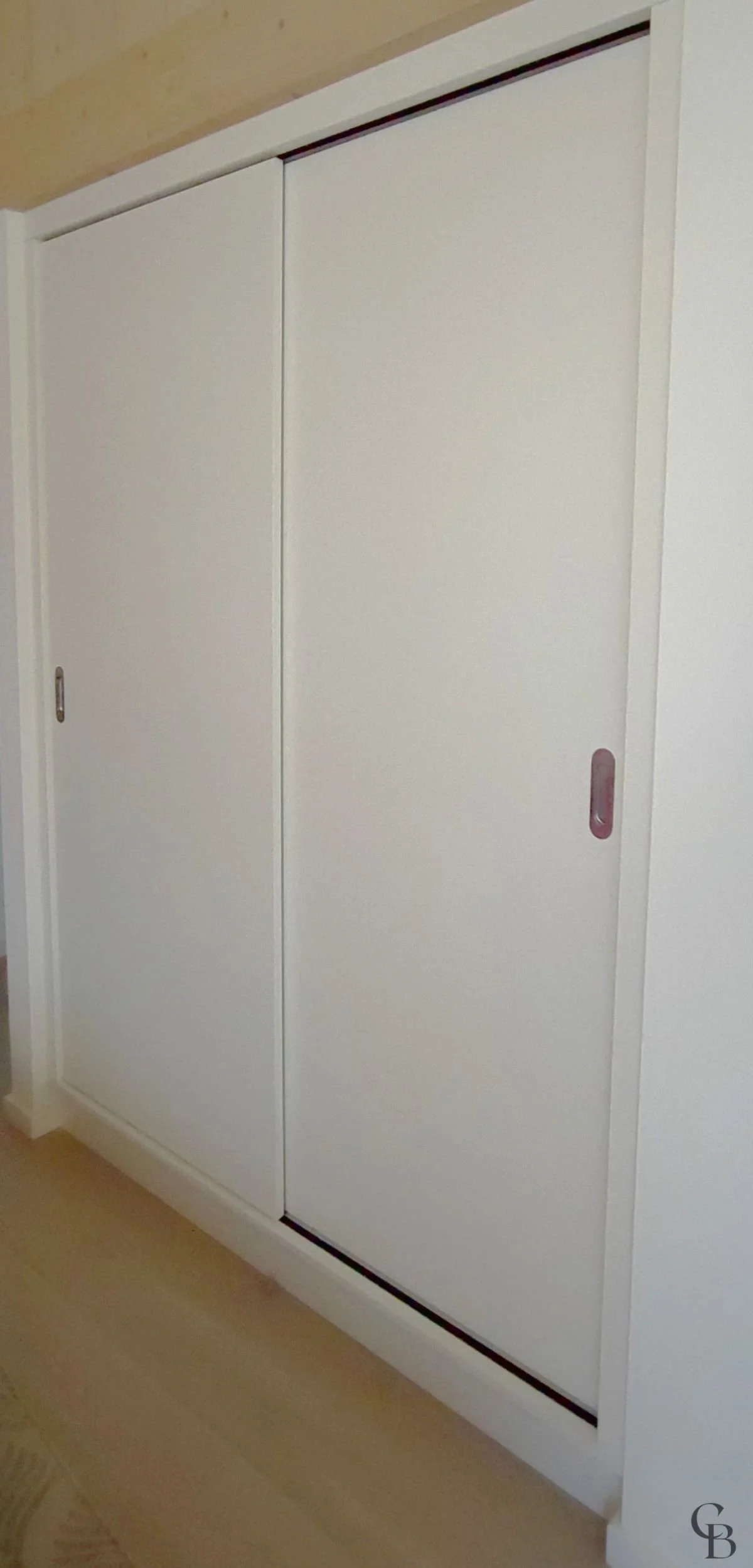 Placard sur mesure à portes coulissantes pour chambre parentale.