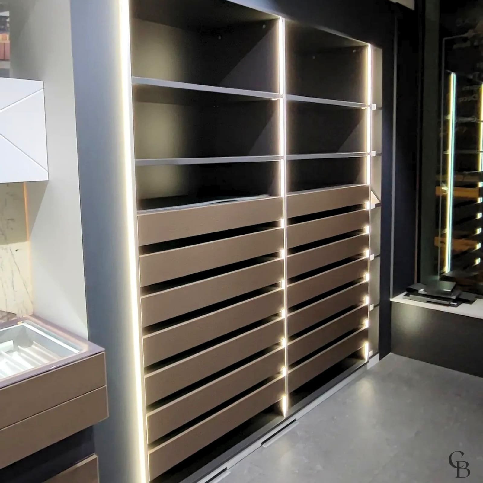 Concept & Bois a conçu et réalisé cette armoire sur mesure intégrée au coin plan de travail d’un showroom professionnel à Carouge. Fabriqué pour présenter les échantillons de manière claire et élégante, cet agencement permet aux visiteurs de découvri