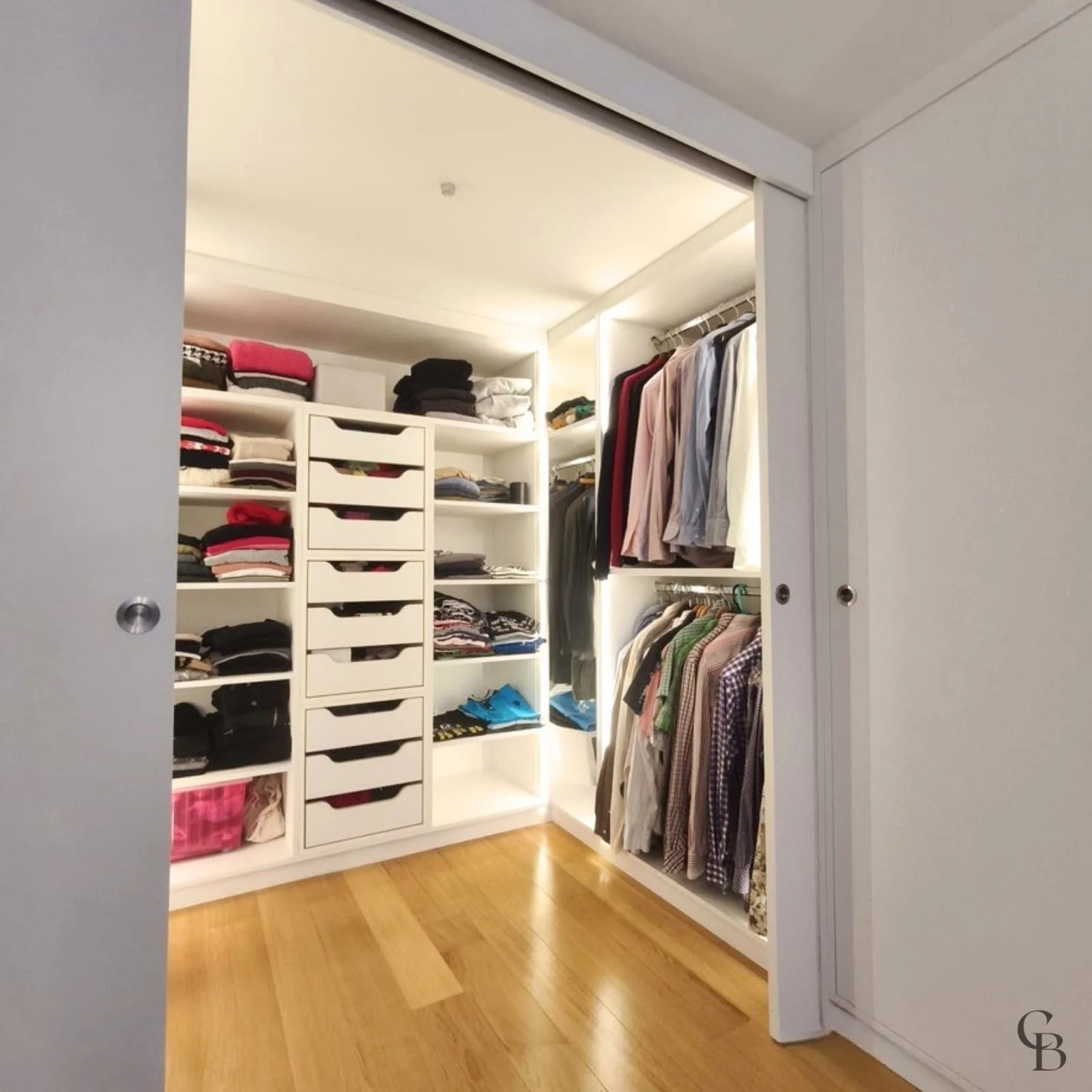 Accès au dressing fermé sur mesure depuis la chambre parentale.