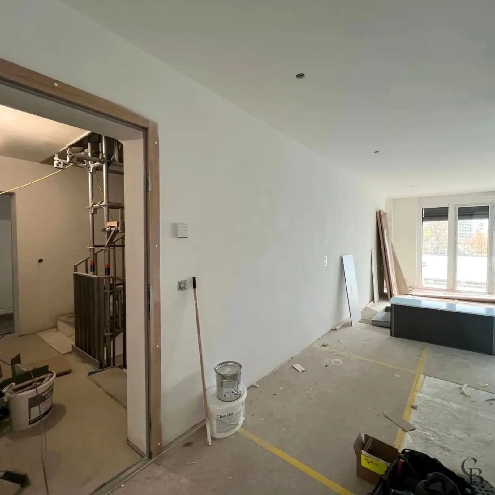 État du couloir avant la réalisation de l’habillage mural sur mesure par Concept & Bois aux Charmilles.
