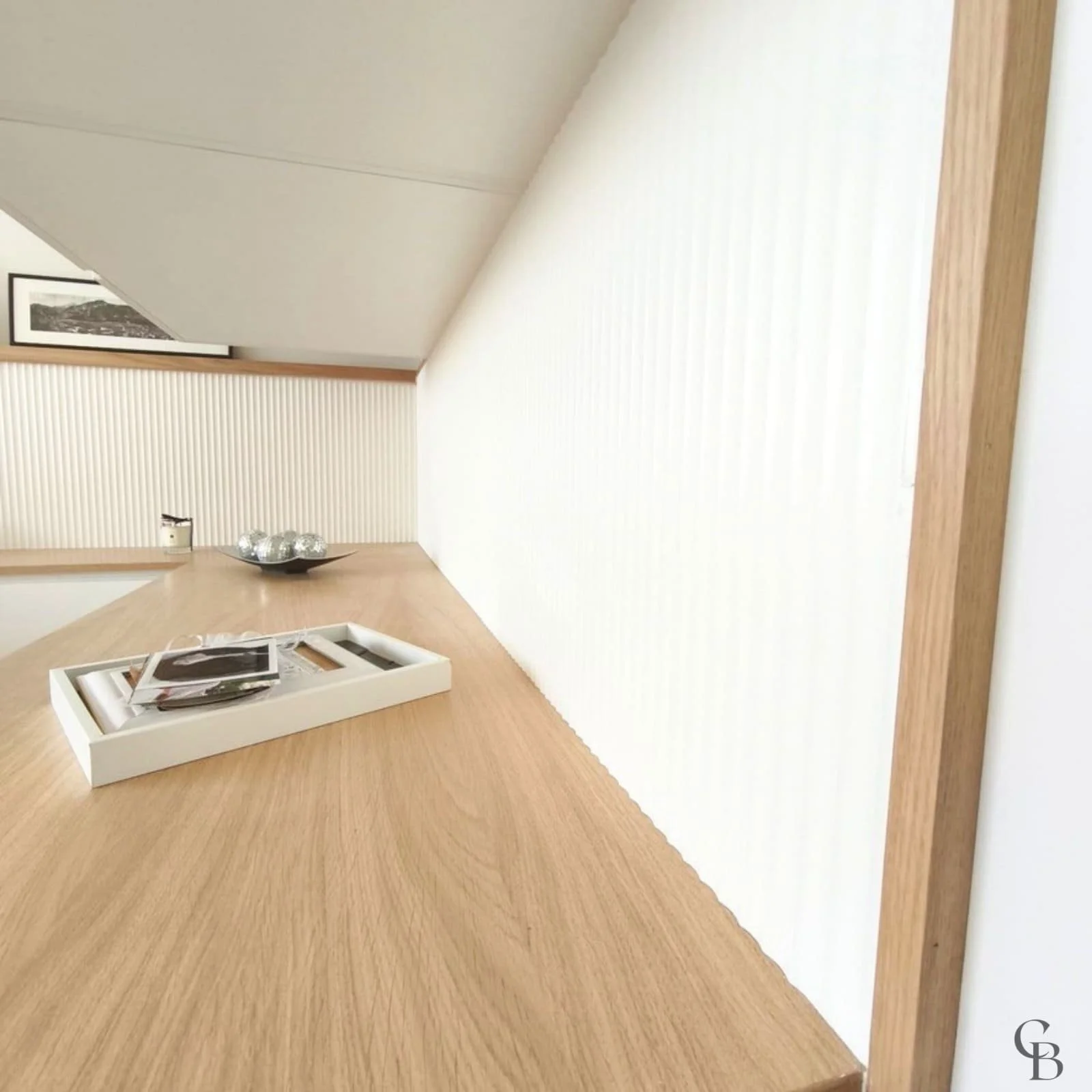 Le panneau mural Wave en chêne apporte relief, chaleur et élégance à cette chambre sur mesure. Associé au plateau en bois, il souligne la qualité des finitions artisanales qui caractérisent les réalisations de Concept & Bois.