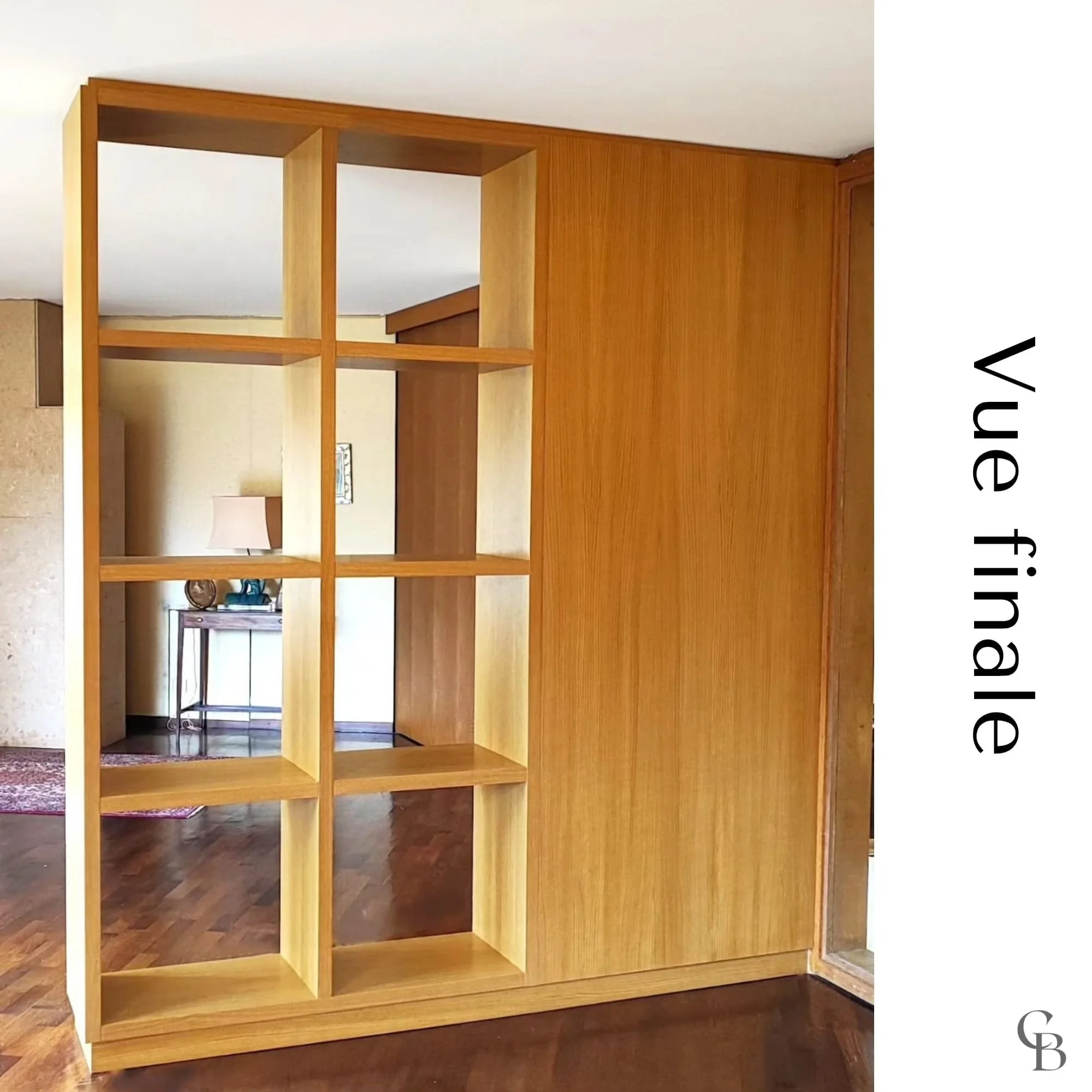 Bibliothèque sur mesure en bois avec niches ouvertes servant de séparation élégante entre deux espaces de vie.