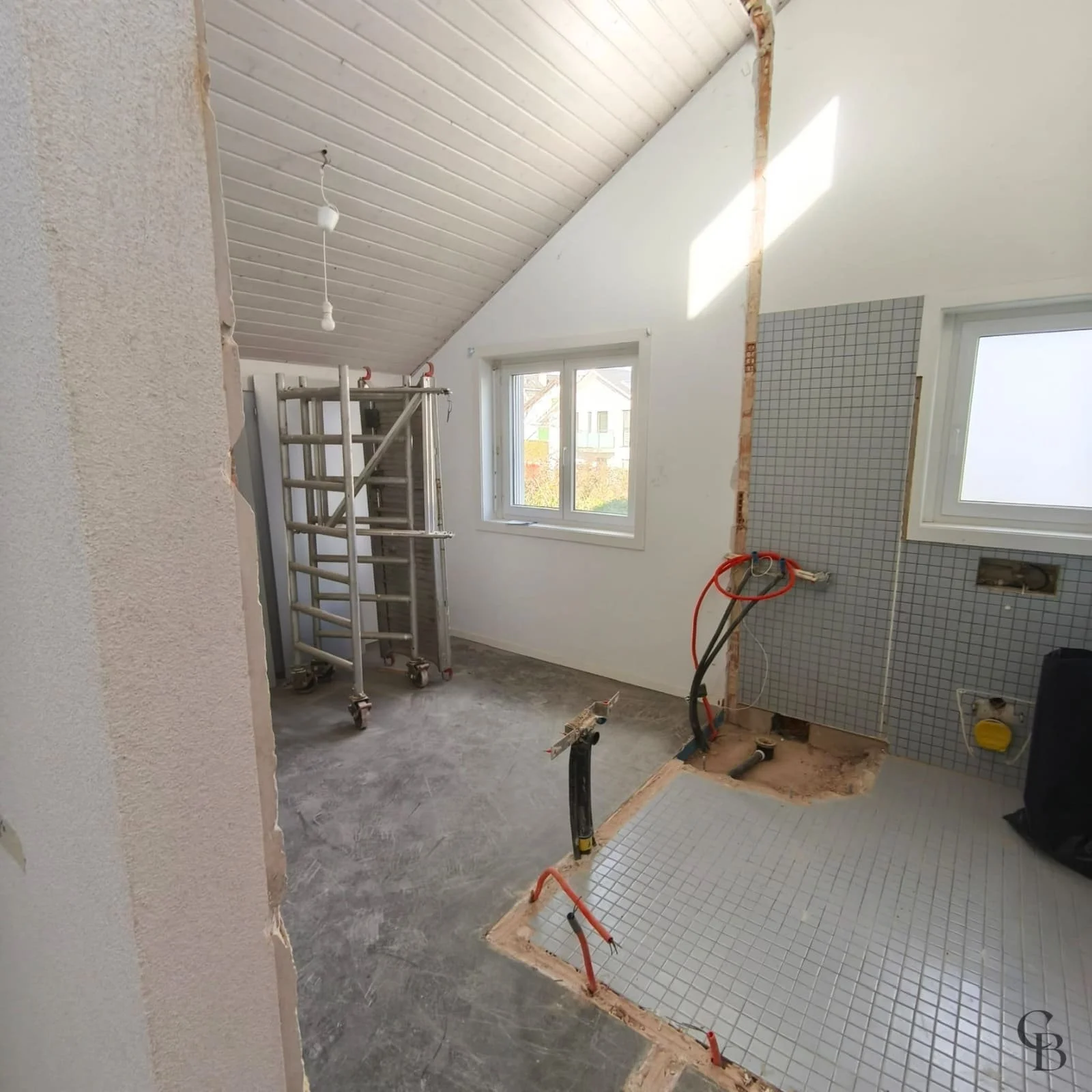 Avant les travaux, cette pièce ne disposait d'aucune solution de rangement adaptée. Concept & Bois a imaginé un dressing parental entièrement sur mesure afin d'optimiser chaque espace grâce à un mobilier intégré, un habillage mural en bois et un amén