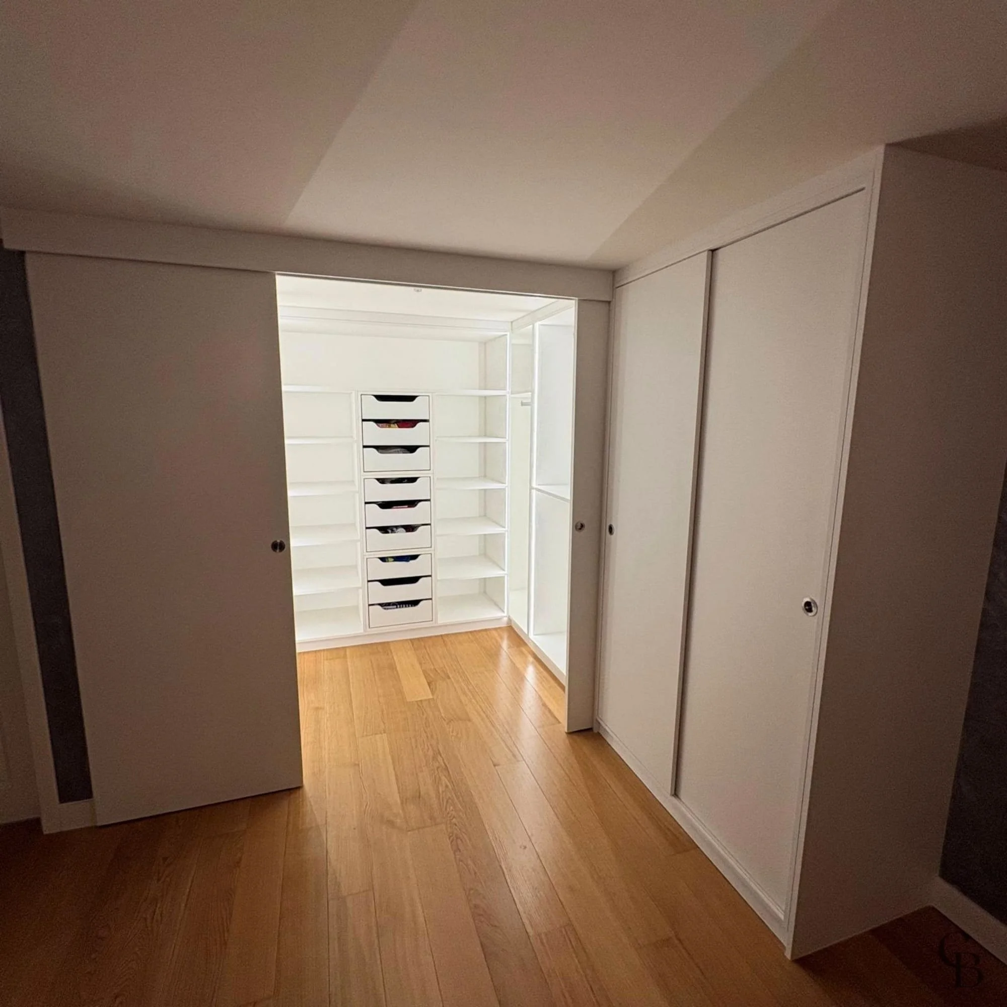 Dressing sur mesure avec éclairage LED intégré accessible depuis une chambre à Genève