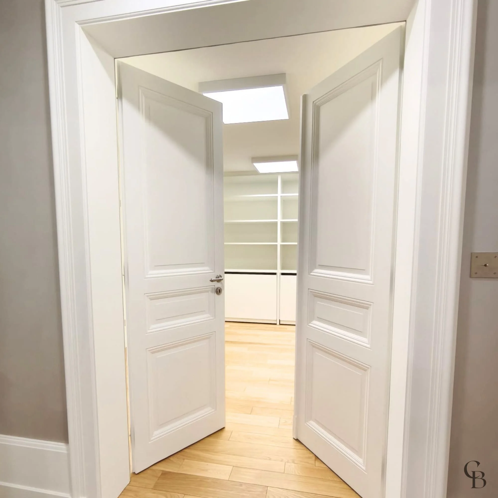 Vue de l’entrée d’un dressing sur mesure avec aménagement intérieur personnalisé et rangements optimisés.