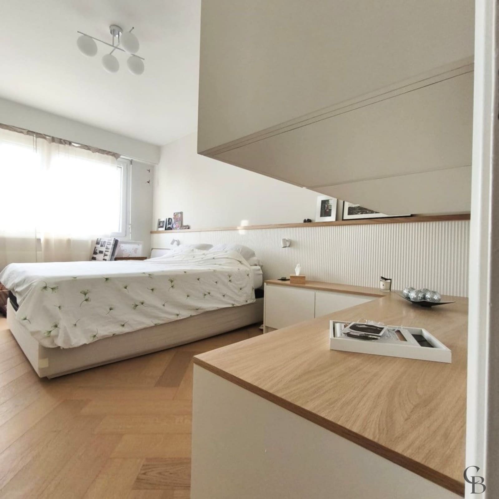 Depuis cette perspective, l'intégration parfaite du mobilier sur mesure imaginé par Concept & Bois apparaît pleinement. Chaque élément a été conçu pour offrir un maximum de rangement, une circulation fluide et une harmonie visuelle dans l'ensemble de