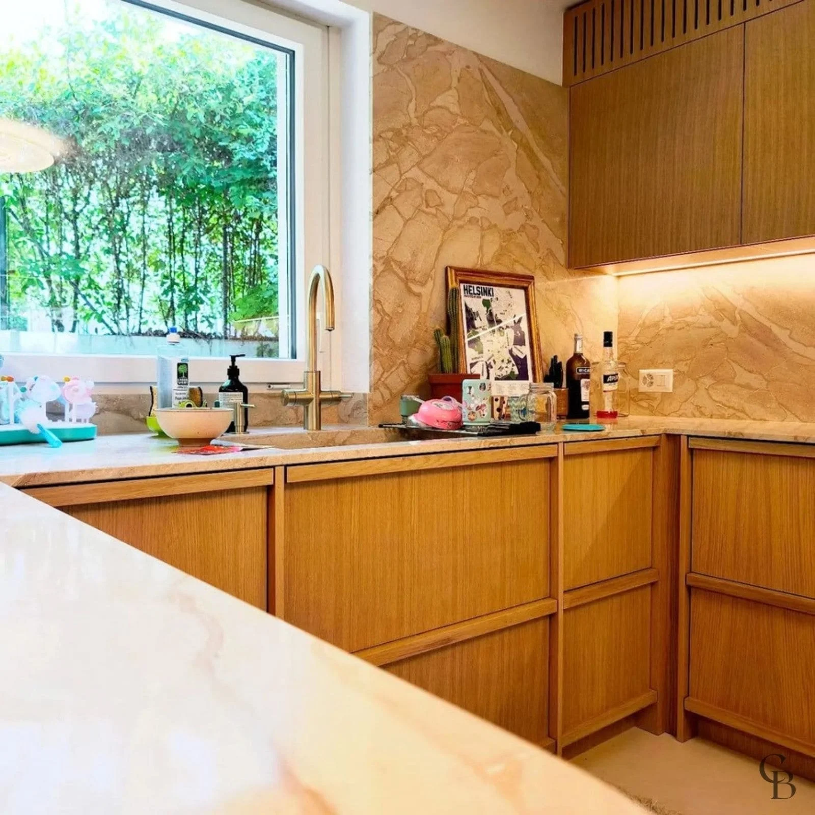 Évier sous fenêtre intégré dans une cuisine sur mesure réalisée à Nyon par Concept & Bois