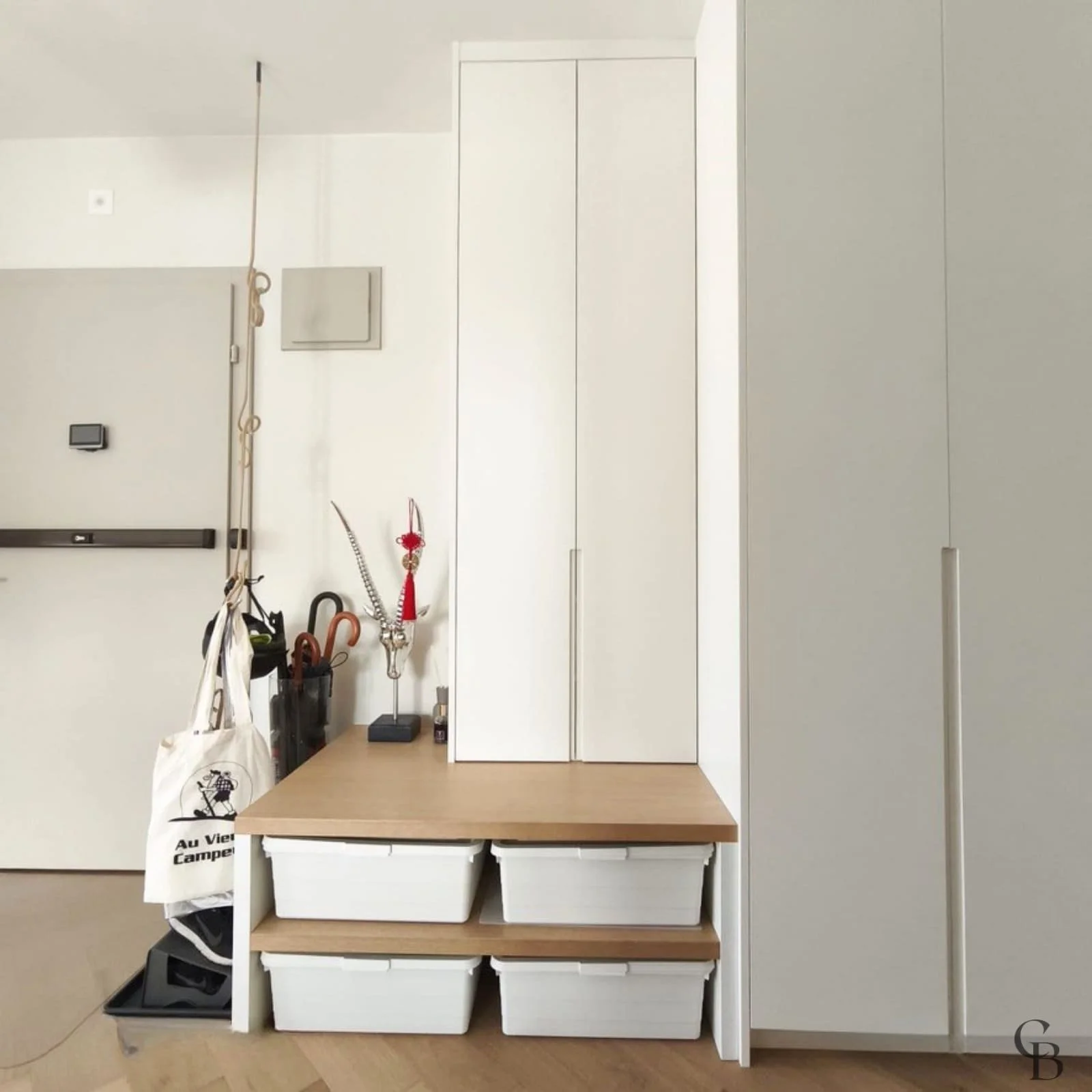 Concept & Bois a conçu cet espace d'entrée sur mesure afin d'offrir un rangement discret et parfaitement organisé. L'association d'une assise en chêne, de meubles intégrés et d'armoires sur mesure améliore le confort tout en valorisant l'esthétique d