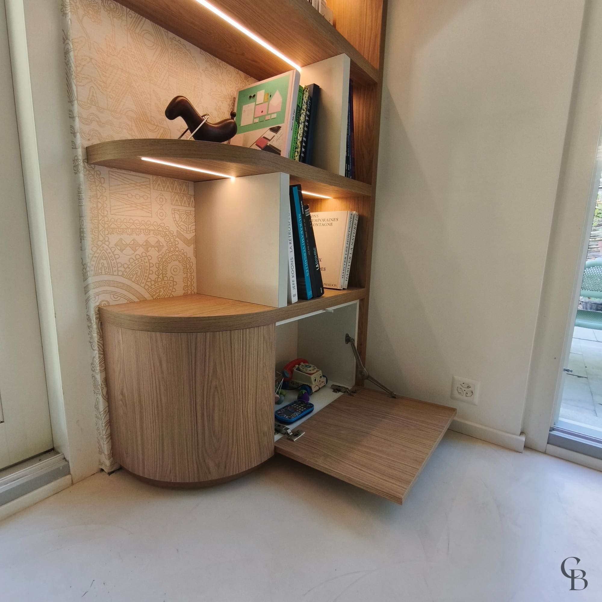 Détail de bibliothèque sur mesure avec rangement intégré et éclairage LED à Nyon