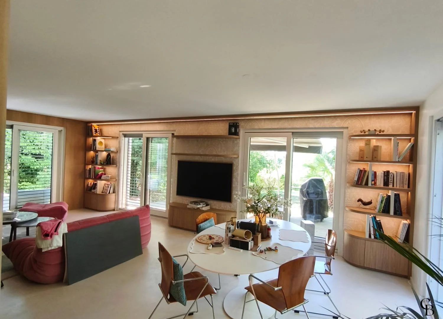 Un agencement intérieur sur mesure qui crée une parfaite harmonie entre le salon, la salle à manger et les espaces de rangement.