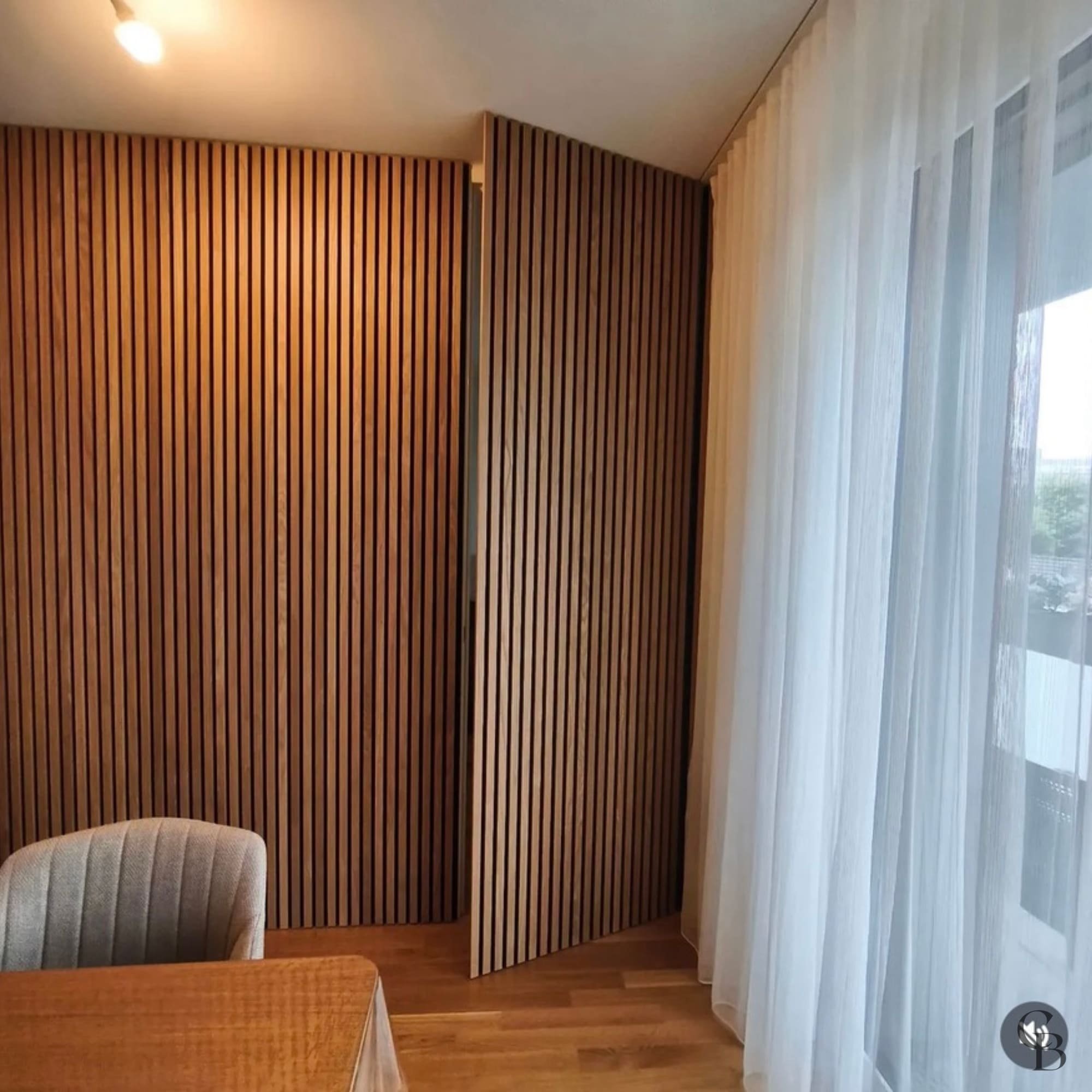Chaque détail de cet habillage mural sur mesure a été conçu pour assurer une continuité parfaite entre les volumes, les finitions et la lumière, offrant un résultat moderne, harmonieux et durable.