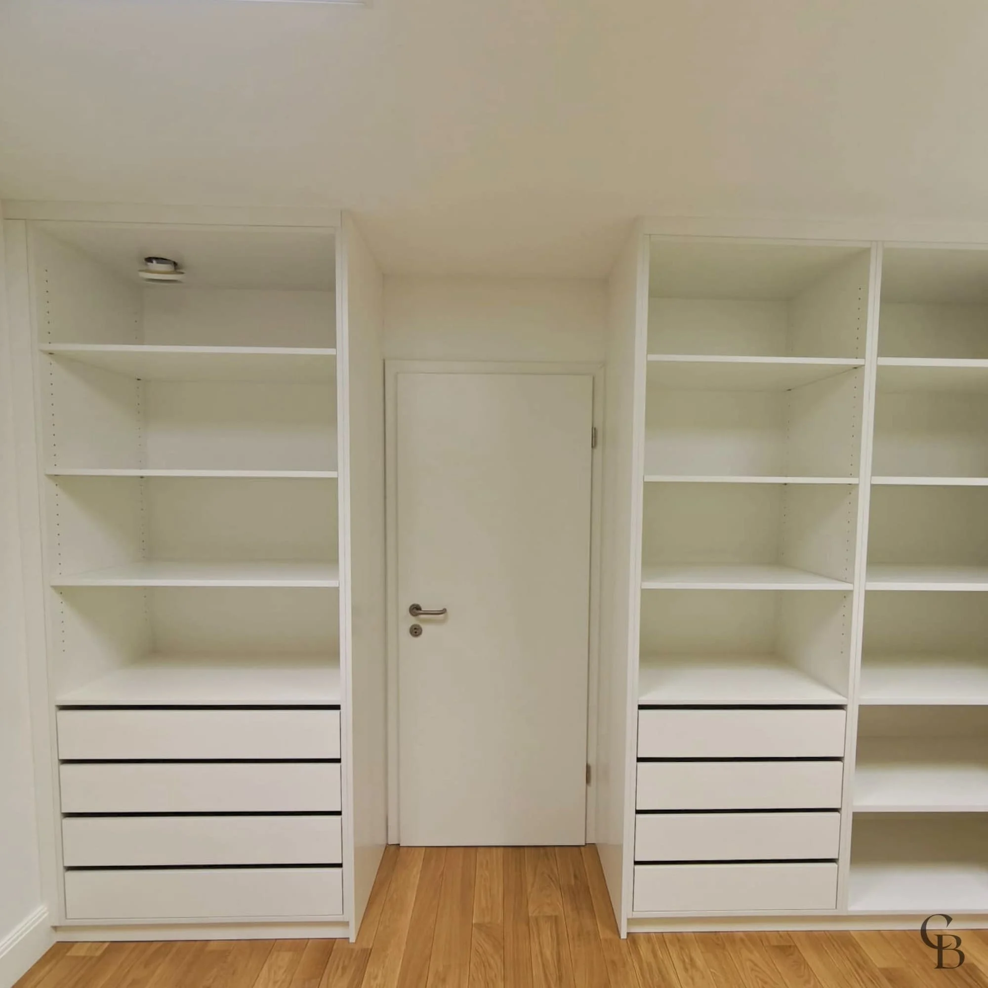 Aménagement intérieur de dressing comprenant tiroirs sur mesure, étagères et espaces de rangement optimisés.
