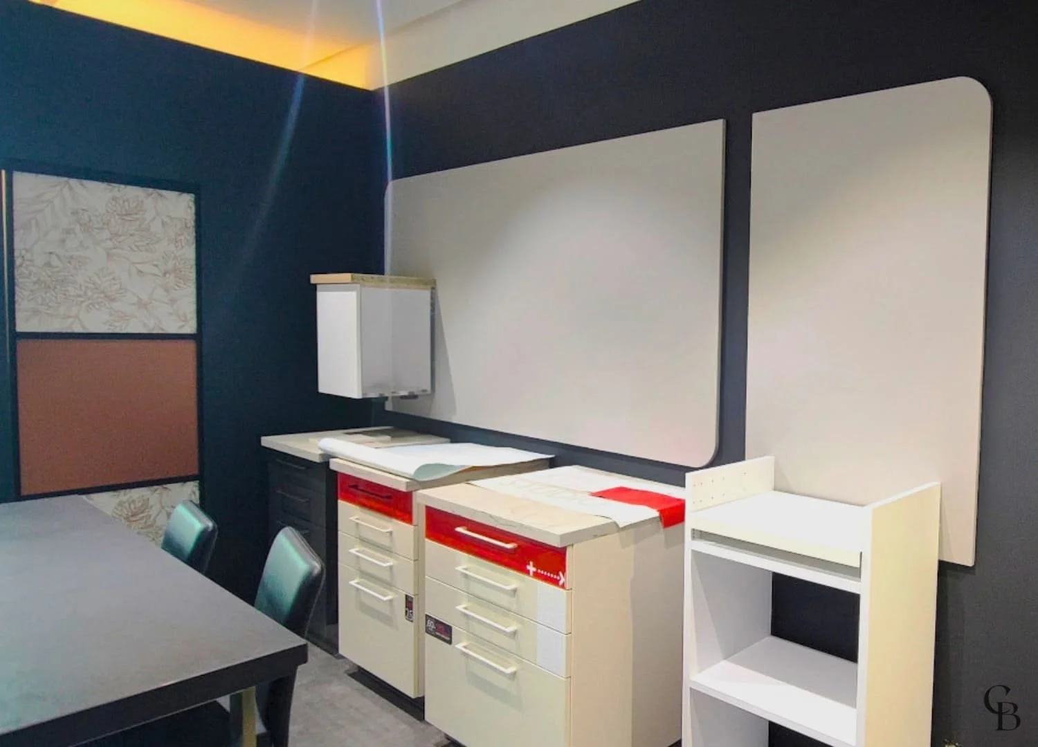 Concept & Bois a aménagé cet espace de conseil sur mesure afin d'accompagner les clients dans le choix des matériaux, des décors, des finitions et des solutions d'agencement intérieur. Cet environnement favorise une prise de décision sereine grâce à 