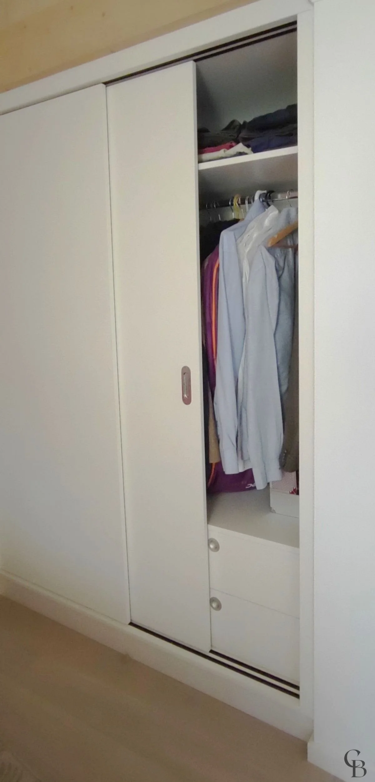 Aménagement intérieur optimisé avec tiroirs, penderie et rangements