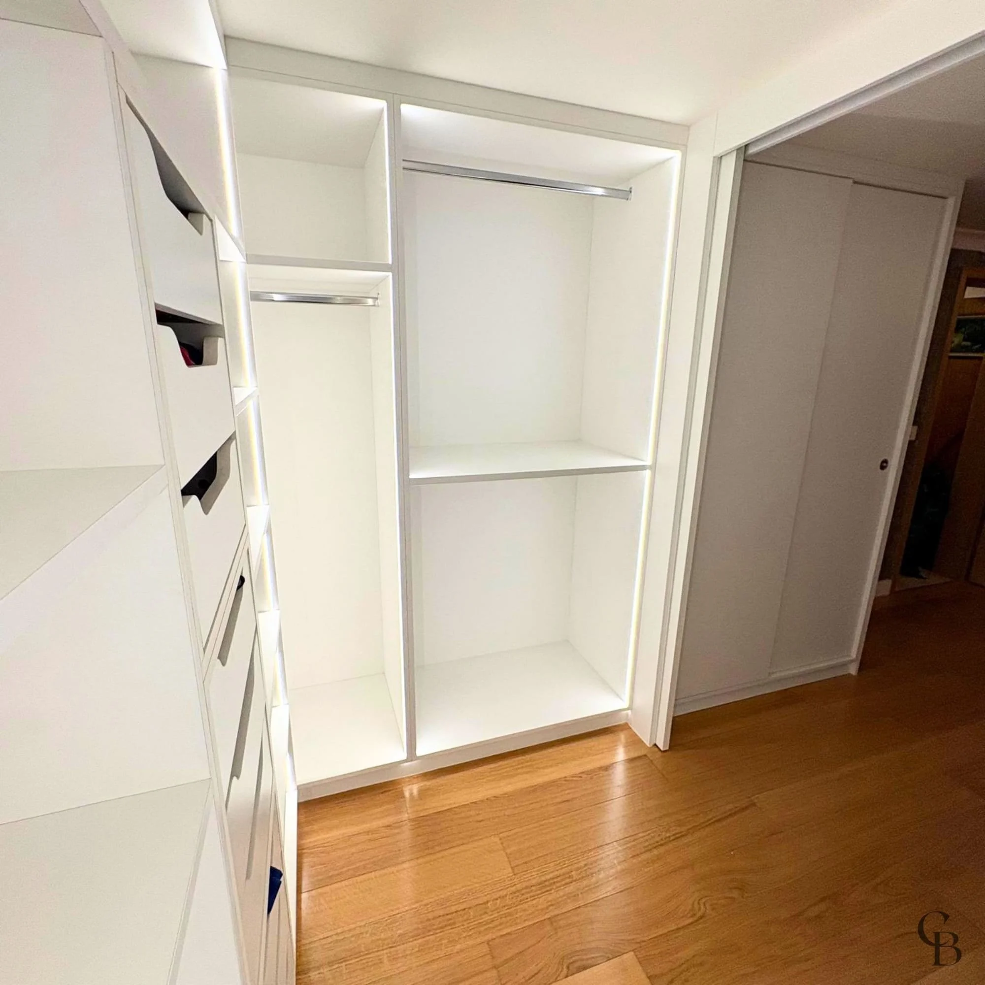 Aménagement intérieur de dressing sur mesure avec éclairage LED intégré