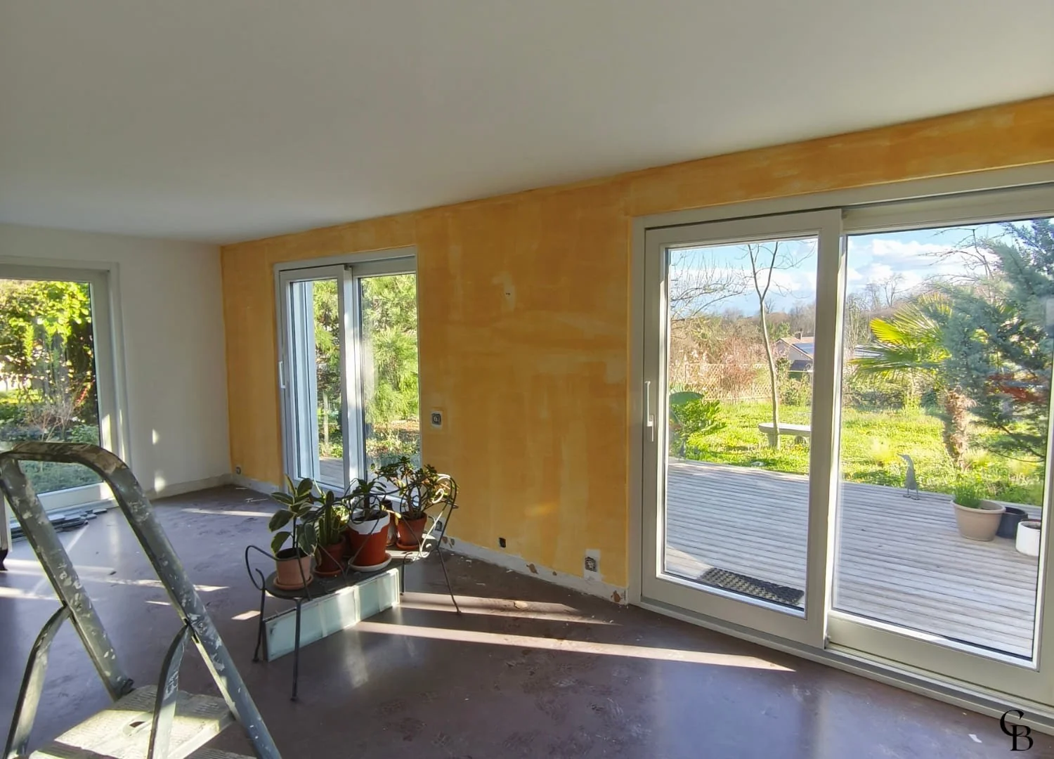 Avant les travaux : un espace ouvert prêt à être entièrement repensé avec un agencement intérieur sur mesure.