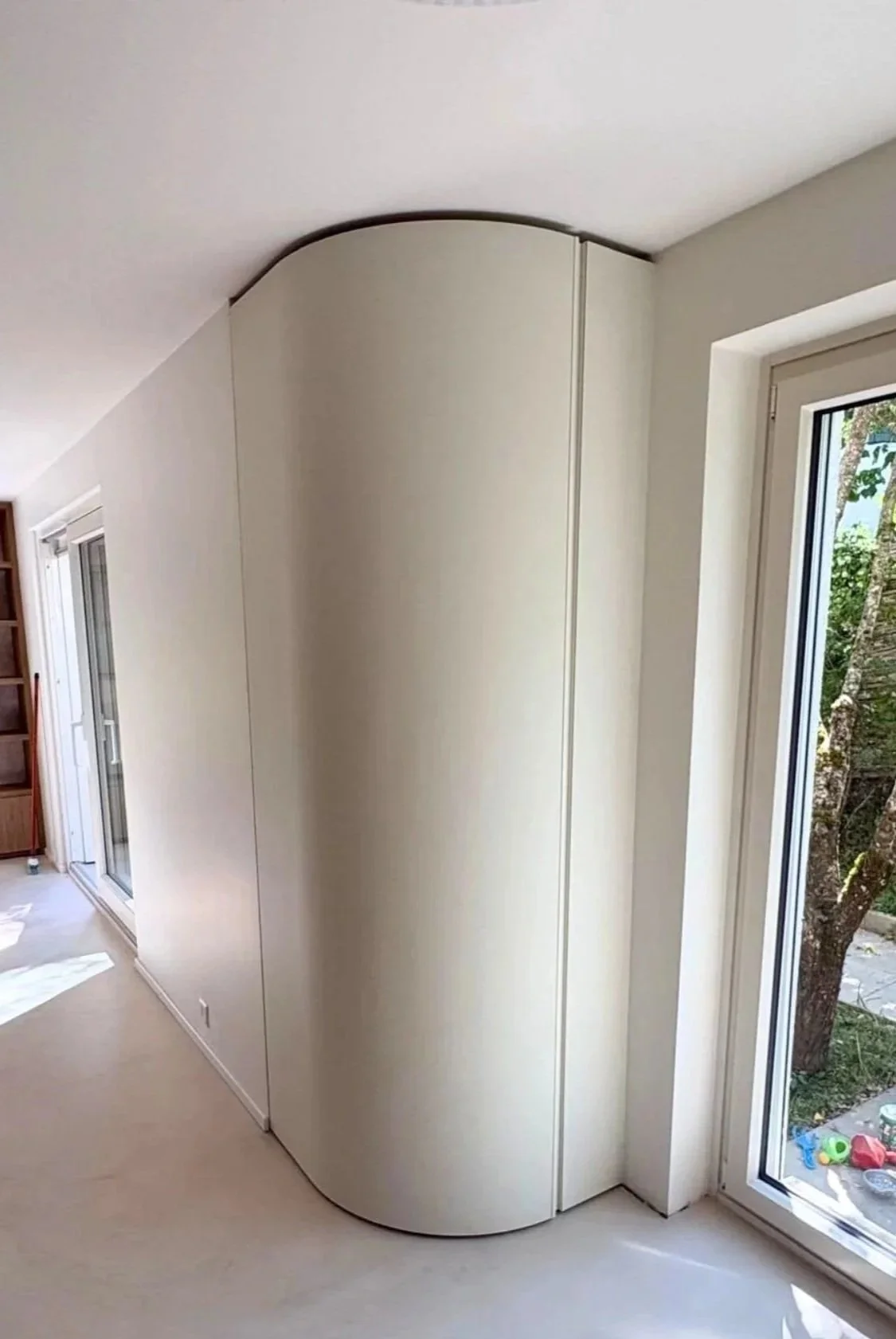 Armoire sur mesure avec finition mate et façade courbe à Genève