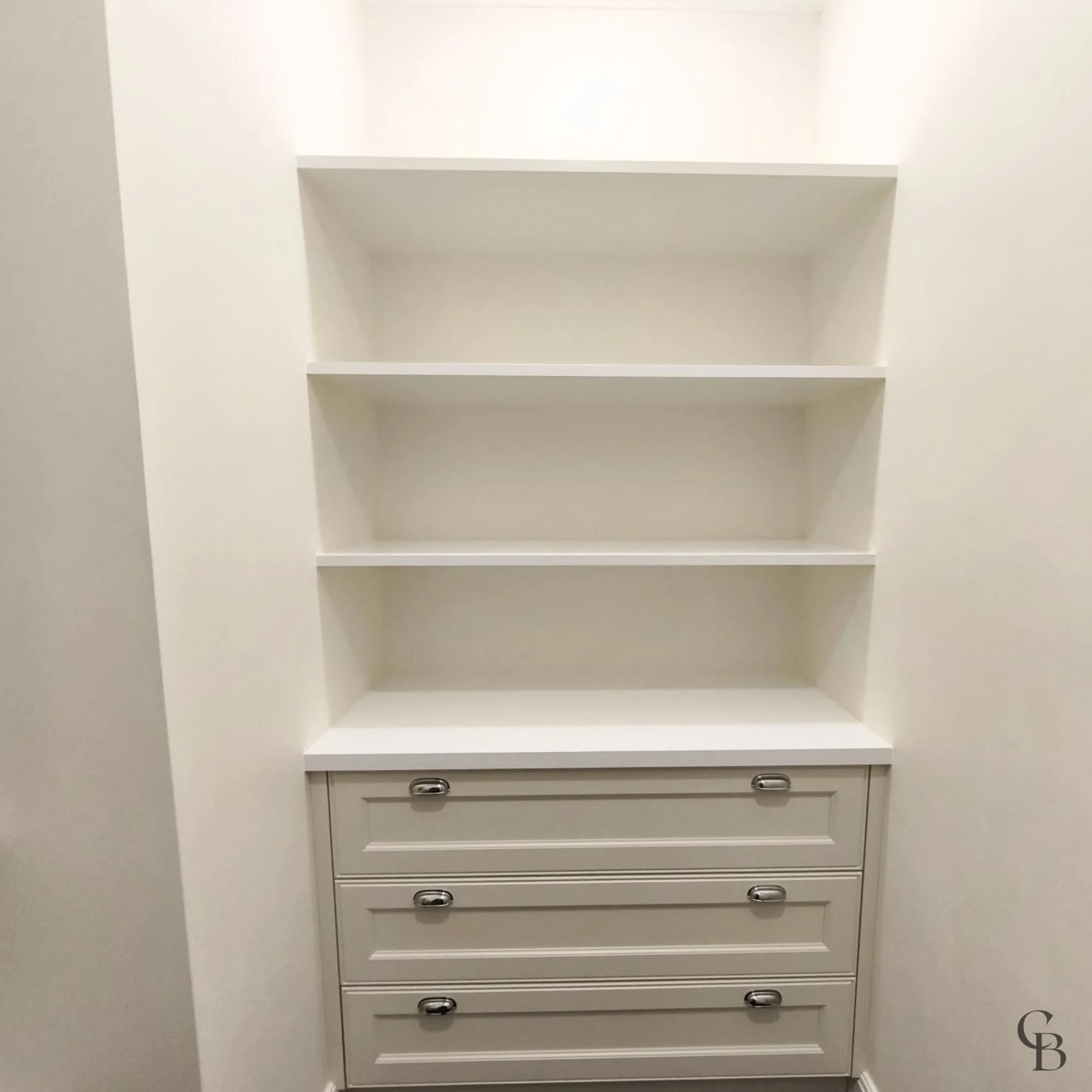 Tiroirs sur mesure intégrés dans un dressing personnalisé réalisé par Concept & Bois à Genève.