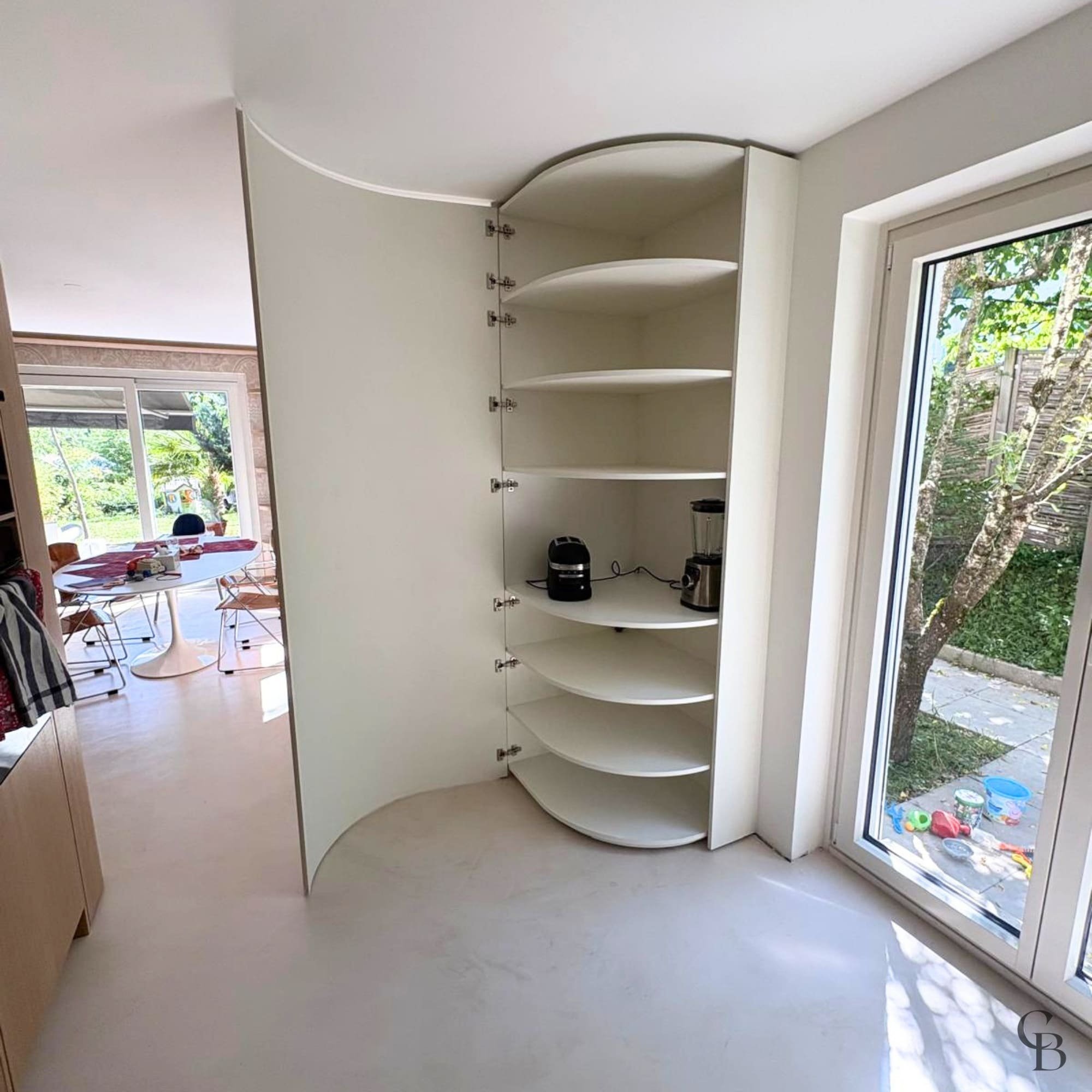 Chaque espace de rangement est optimisé grâce à un aménagement intérieur conçu selon les besoins des occupants.