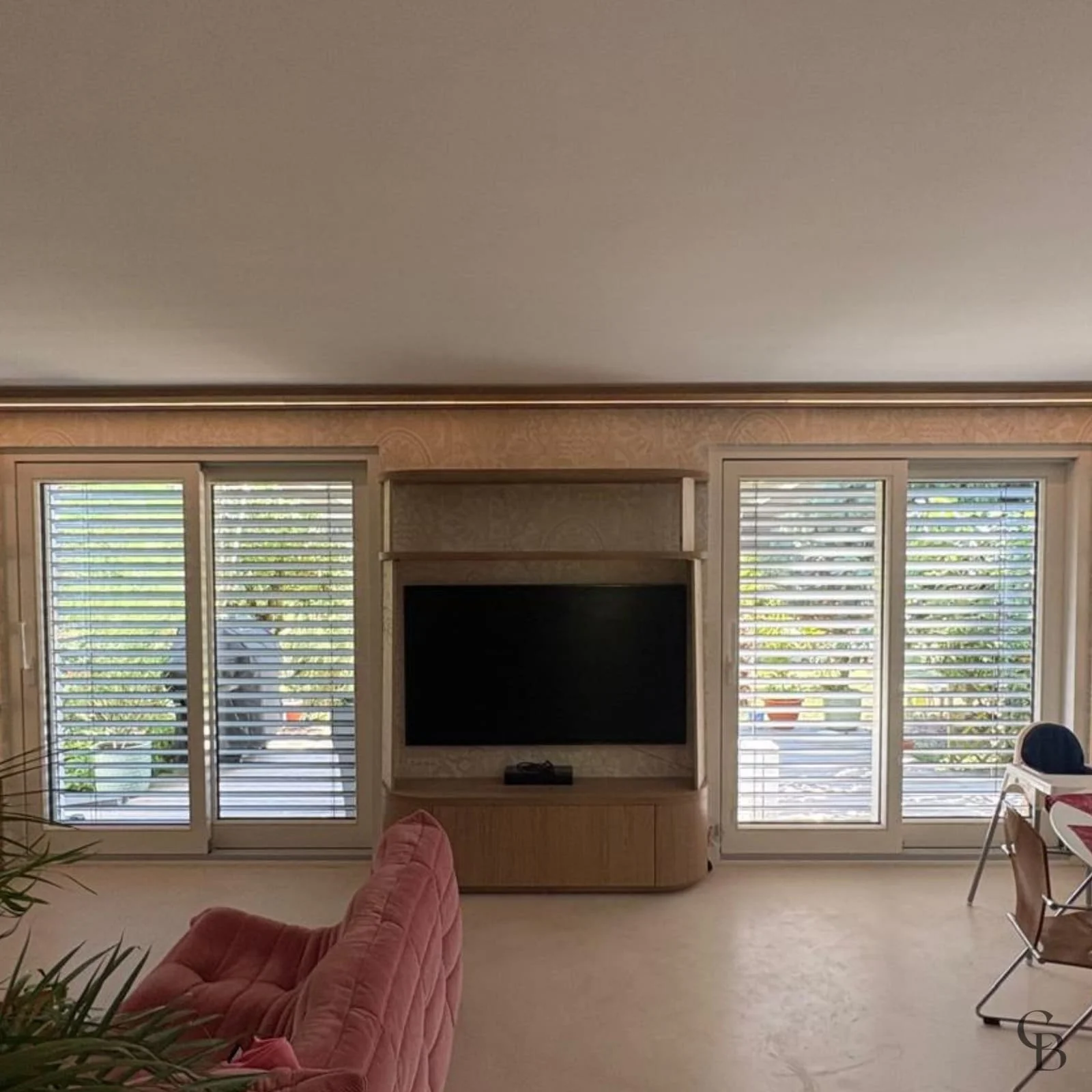 Bibliothèque avec meuble TV sur mesure en bois avec éclairage LED intégrée à Nyon par Concept & Bois