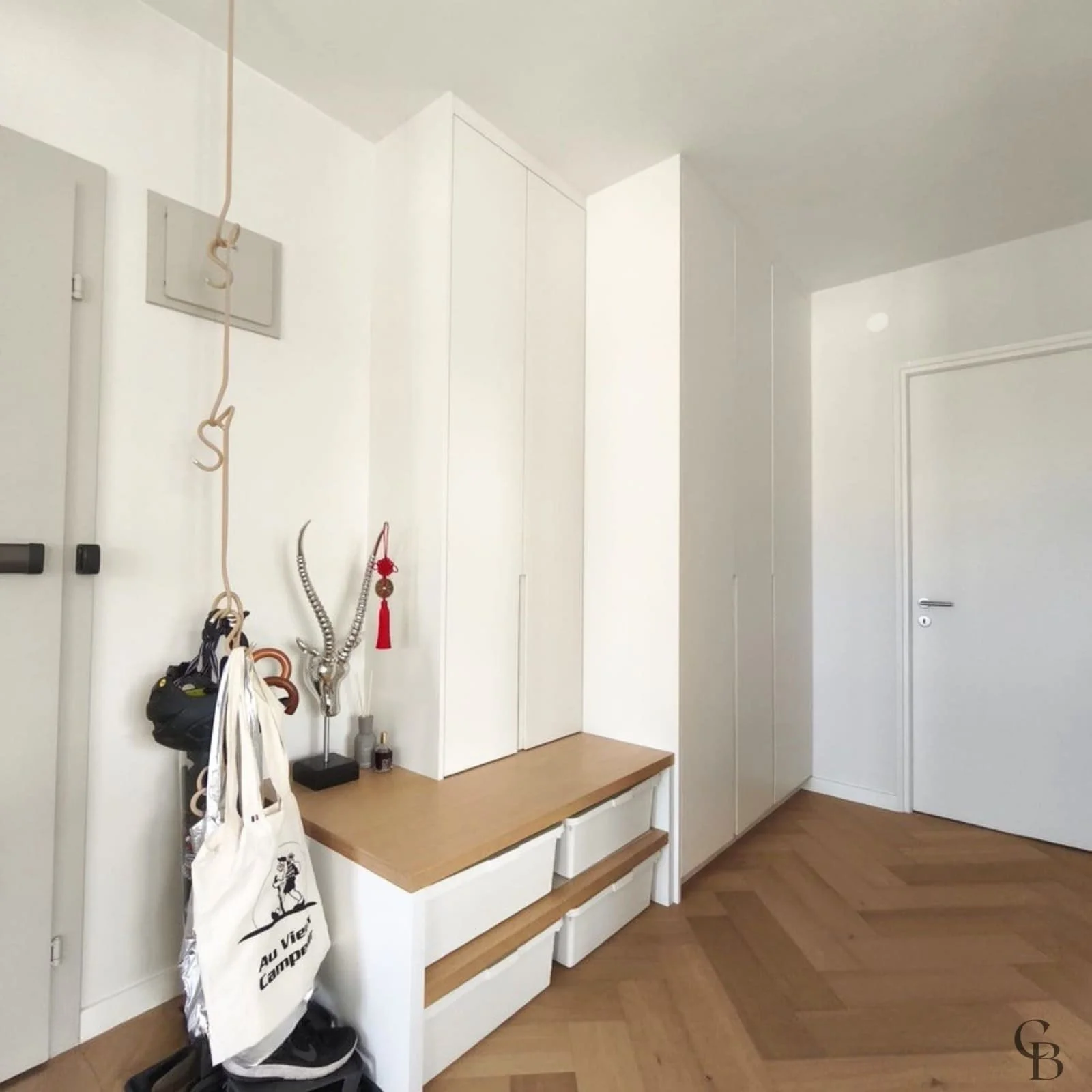 Concept & Bois a conçu cette armoire d'entrée sur mesure afin d'optimiser chaque centimètre de l'espace. L'ensemble associe une grande penderie, des rangements intégrés, un banc en bois confortable et un design épuré pour créer une entrée élégante, f