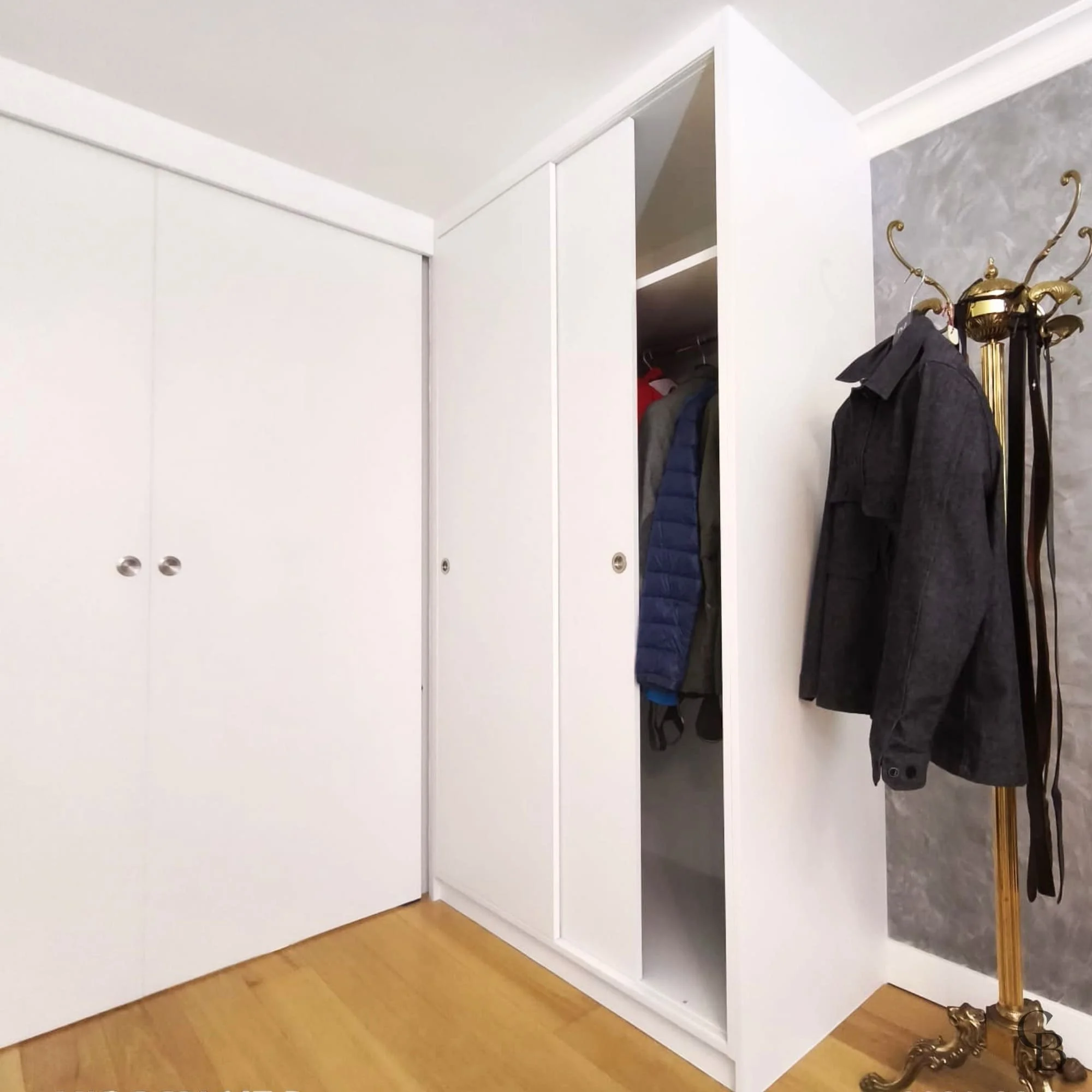 À l'extérieur, les portes coulissantes offrent un design minimaliste et élégant tout en dissimulant un vaste espace de rangement entièrement personnalisé.
