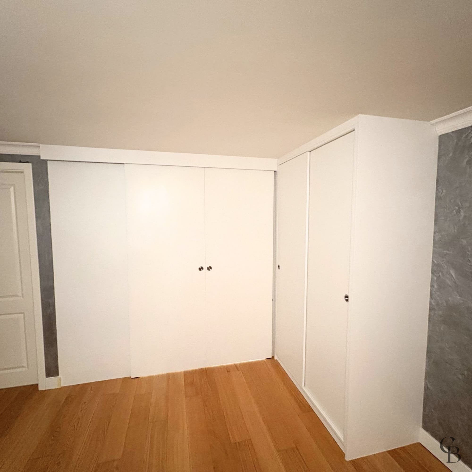 Placard sur mesure blanc avec portes coulissantes réalisé à Genève