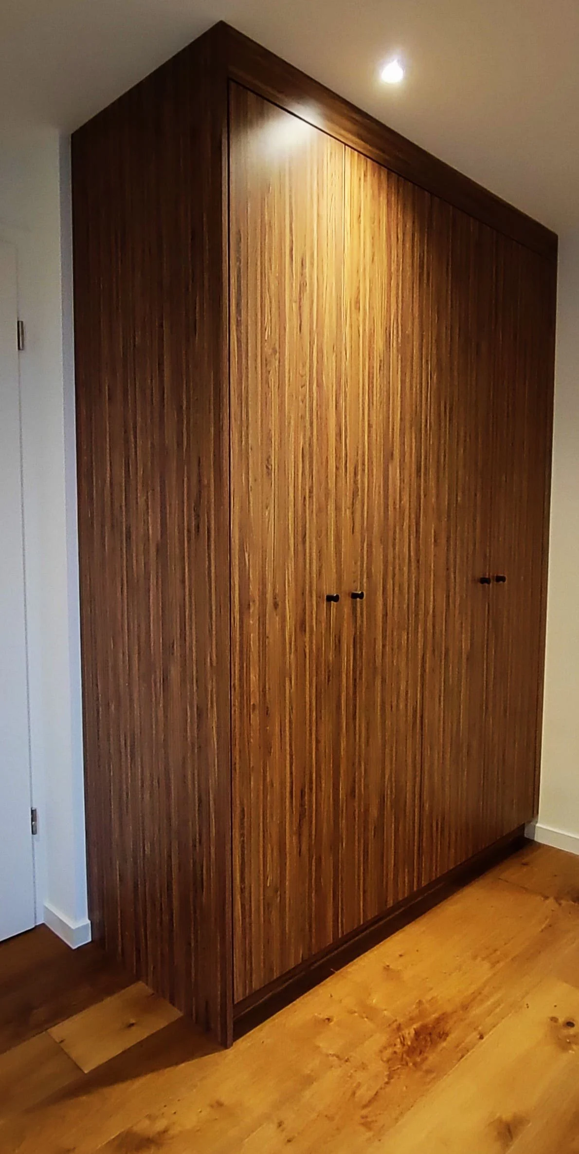 Armoire sur mesure en finition bois pour une villa à Veyrier – Concept & Bois
