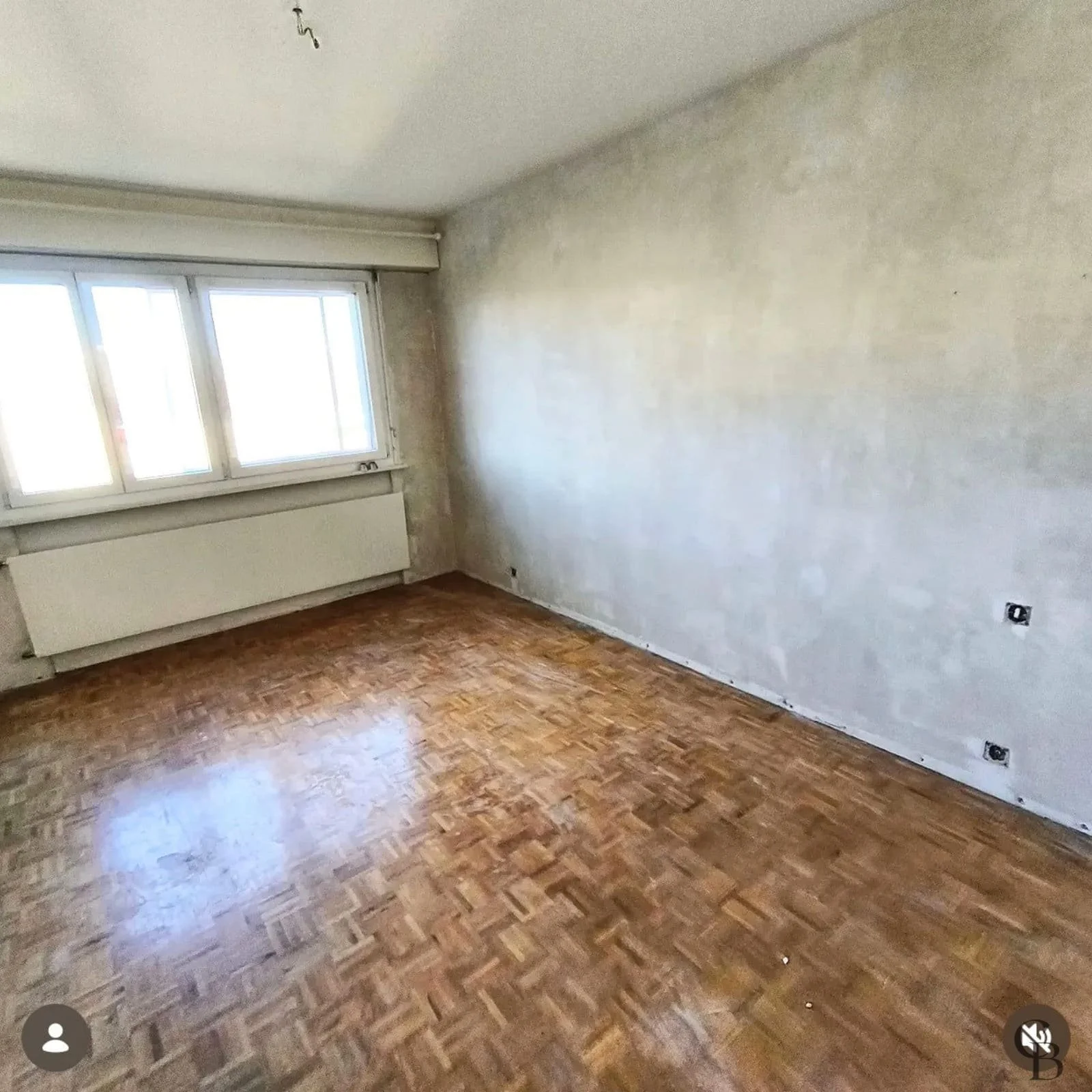 Cette vue met en évidence l'espace avant les travaux. Concept & Bois a entièrement repensé l'agencement afin d'intégrer un mobilier sur mesure capable d'optimiser le rangement sans compromettre la circulation dans la pièce.