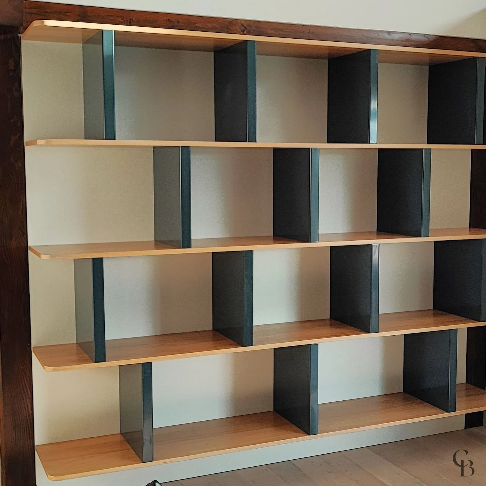 Fabrication d'une bibliothèque - étagères en chêne massif. Finition vernis satiné-mat.