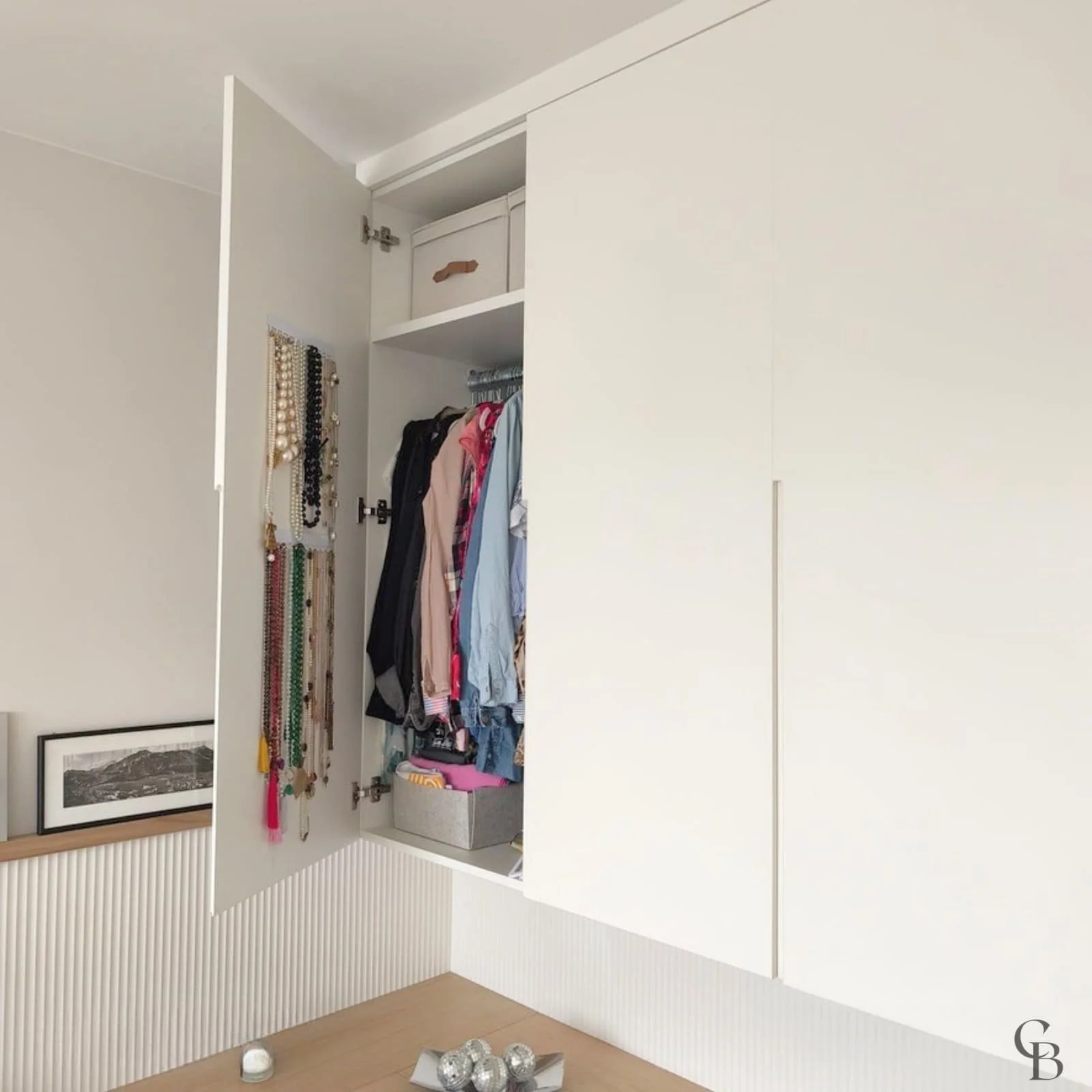 Chaque armoire sur mesure est pensée selon les habitudes de ses utilisateurs. Cette configuration intègre une penderie fonctionnelle et des espaces de rangement personnalisés permettant une organisation quotidienne simple, élégante et durable.