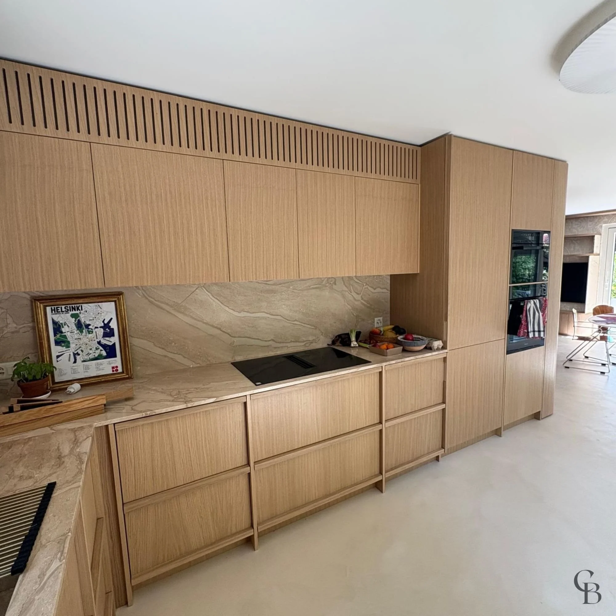 Cuisine sur mesure en bois avec électroménagers intégrés réalisée par Concept & Bois à Genève.