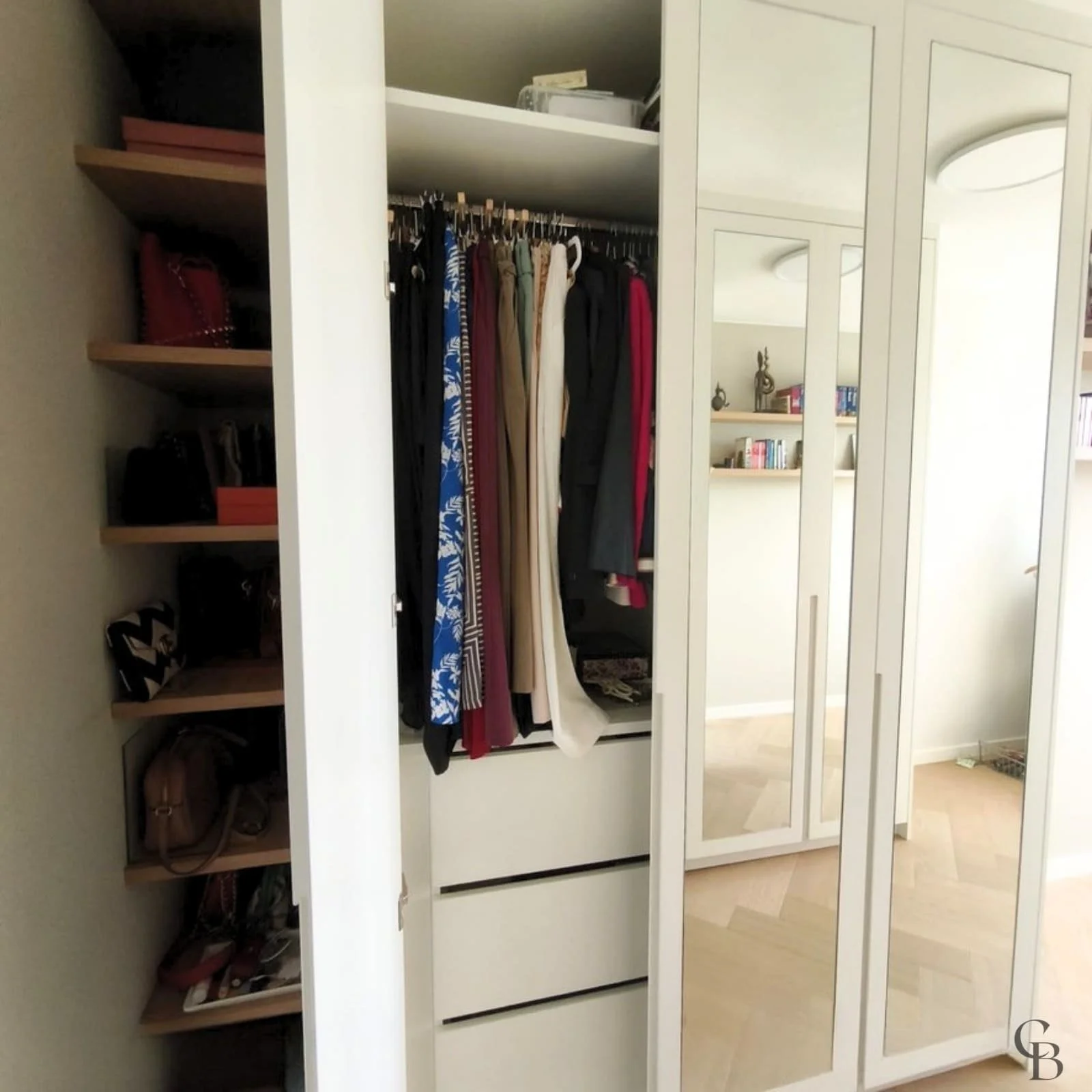 Les portes miroir agrandissent visuellement la chambre tandis que l'intérieur de cette armoire sur mesure offre une organisation parfaitement adaptée aux besoins du client. Un équilibre entre fonctionnalité, esthétique et optimisation de l'espace sig