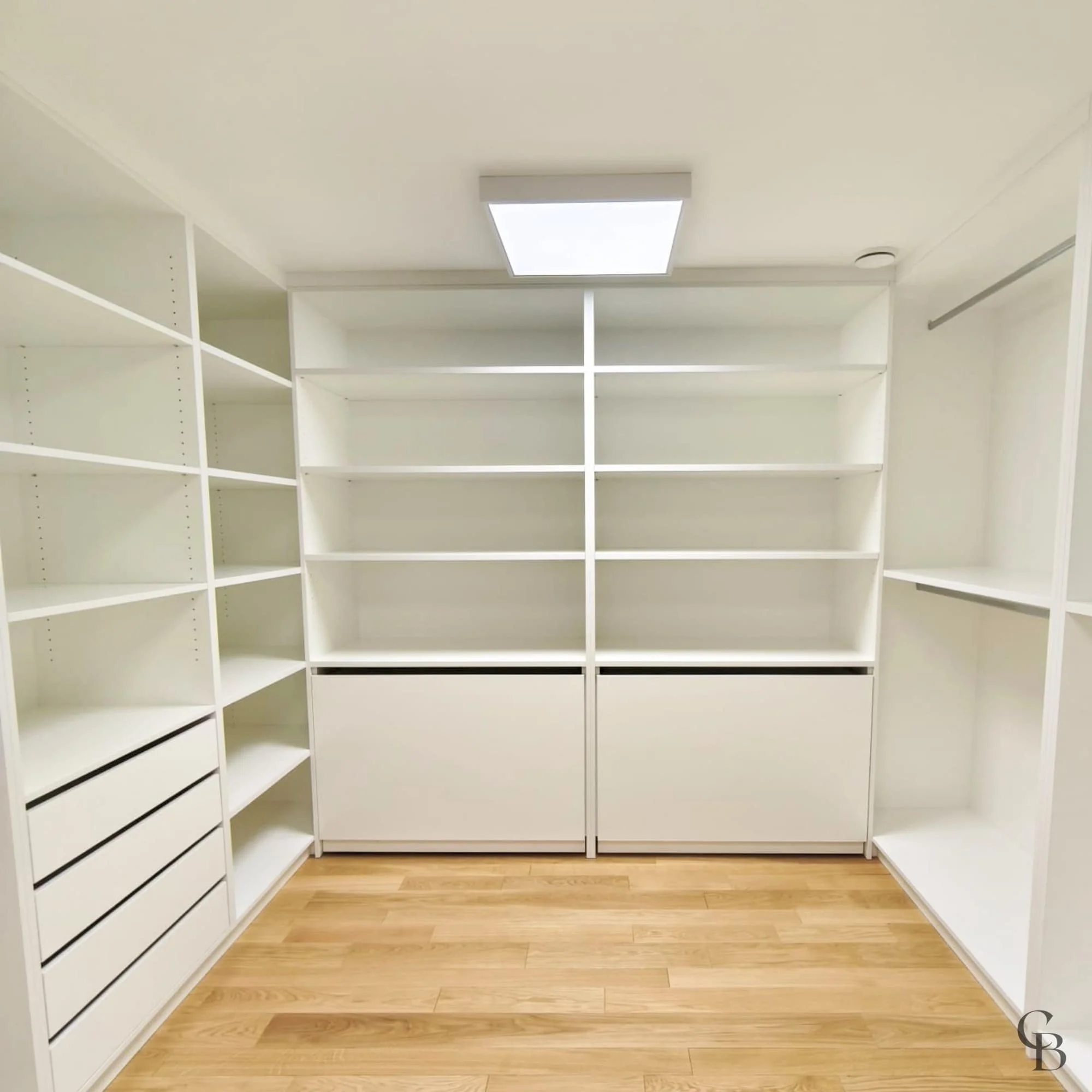 Vue complète d’un dressing haut de gamme réalisé sur mesure avec rangements intégrés et finitions soignées.