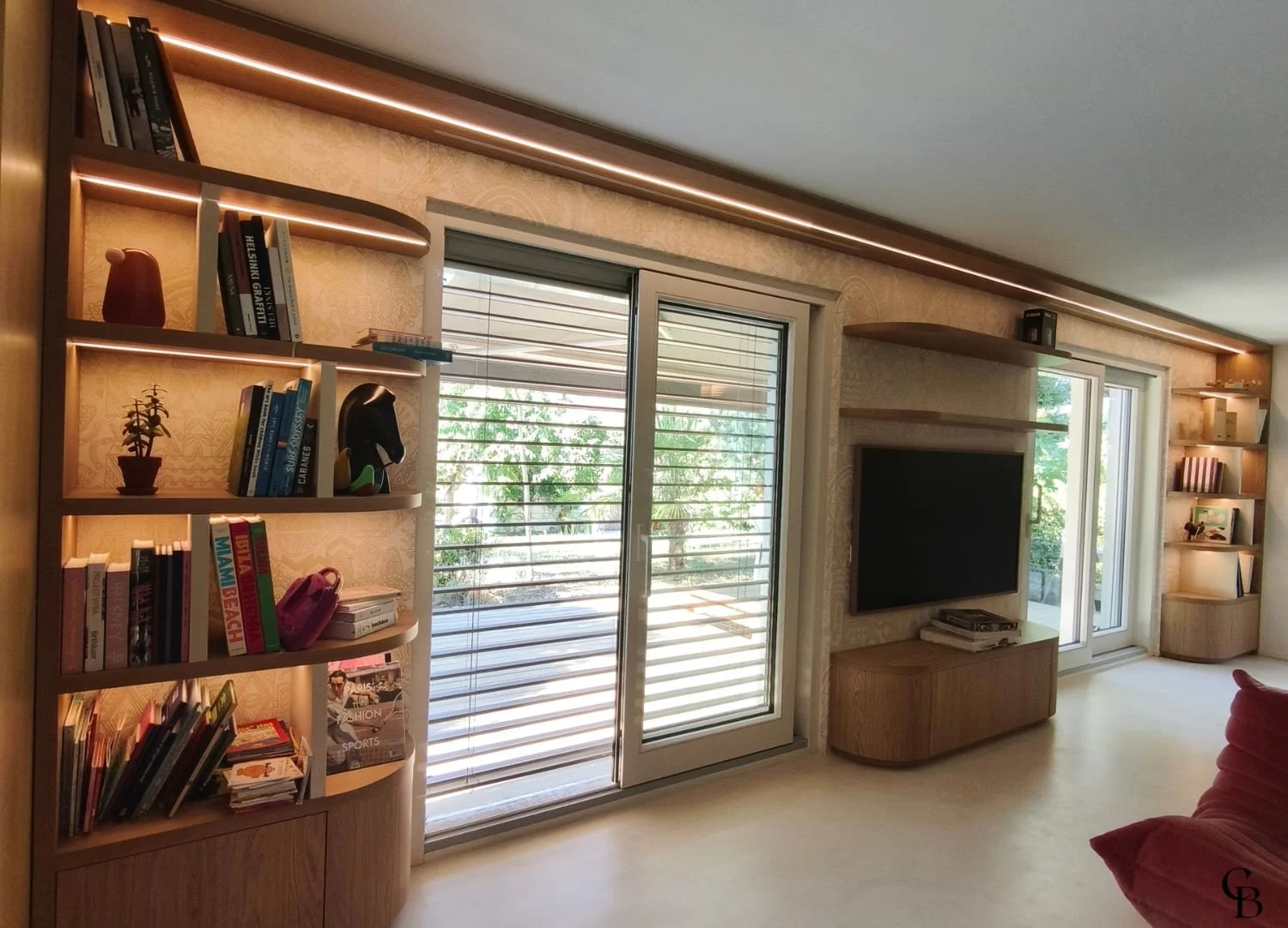 Bibliothèque murale et meuble TV sur mesure réalisés par Concept & Bois dans un salon contemporain à Nyon.
