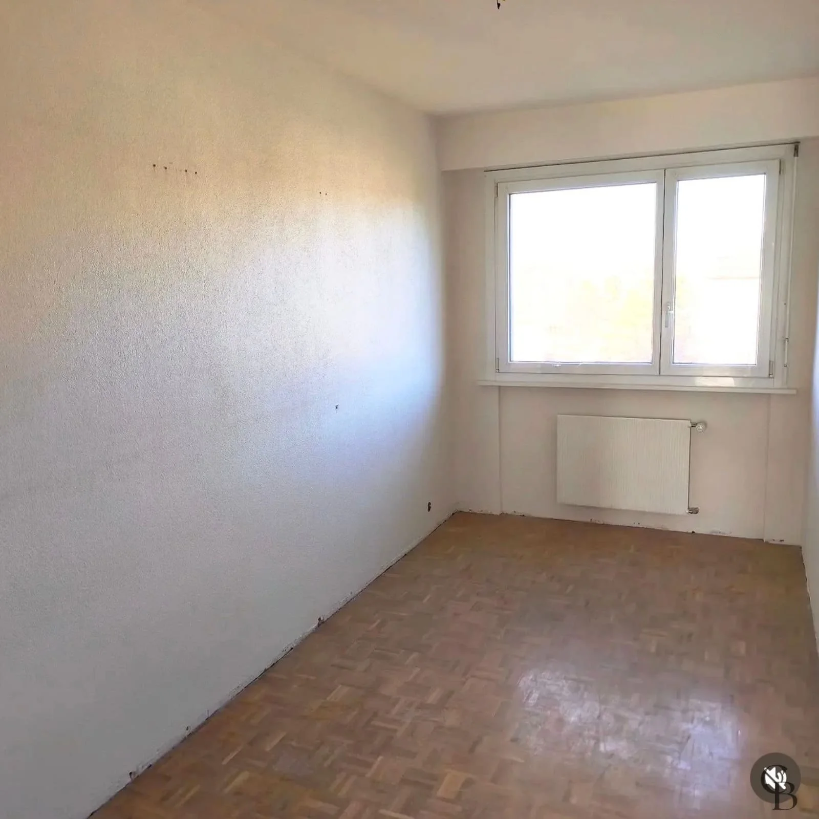 Avant l'intervention de Concept & Bois, cette pièce ne disposait d'aucune solution de rangement. Ce projet a permis de transformer un espace vide en une armoire sur mesure élégante, fonctionnelle et parfaitement adaptée aux besoins des occupants.