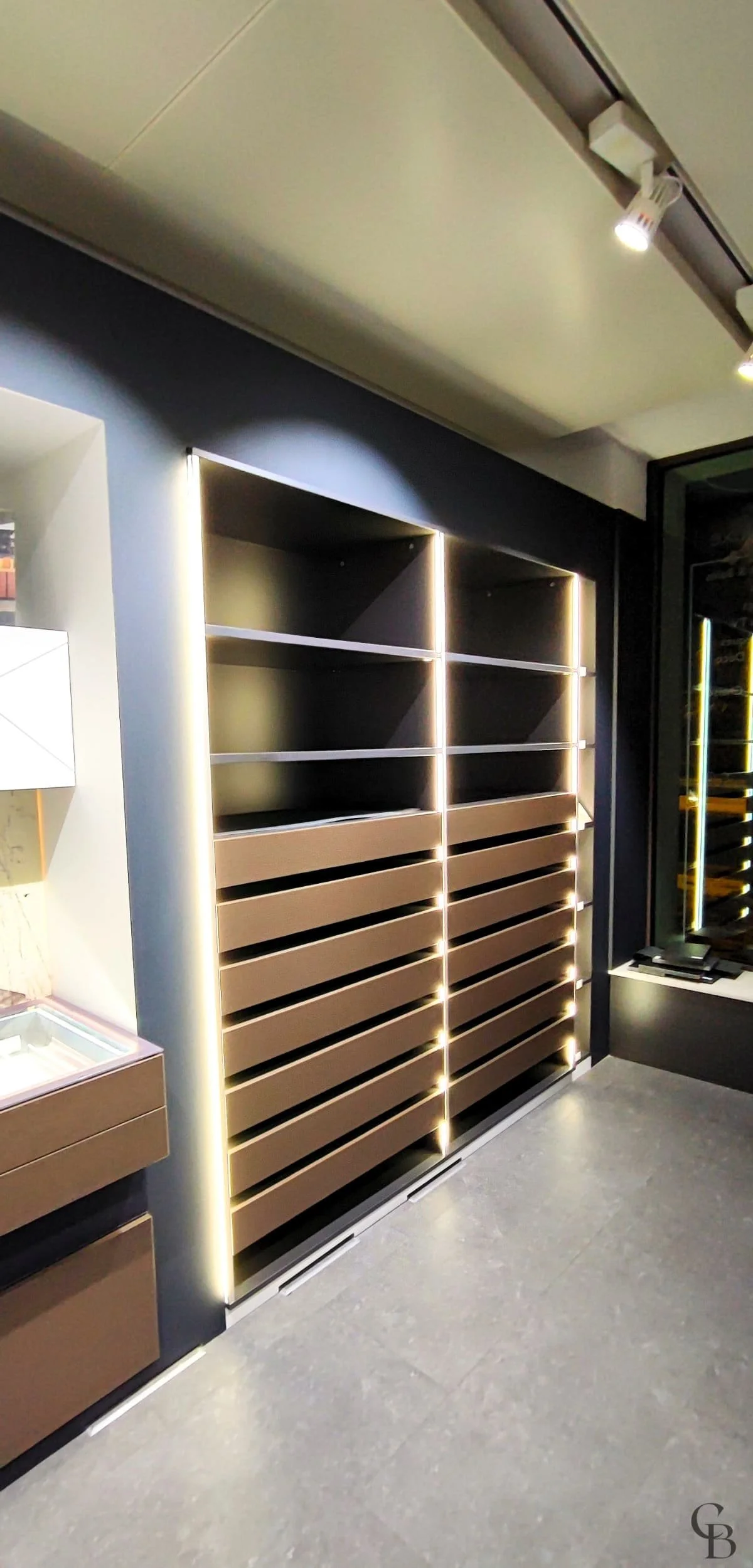 Concept & Bois a fabriqué et installé ce meuble d'exposition sur mesure avec éclairage LED intégré afin de mettre en valeur les matériaux, les finitions et les différents échantillons présentés dans ce showroom professionnel à Carouge.