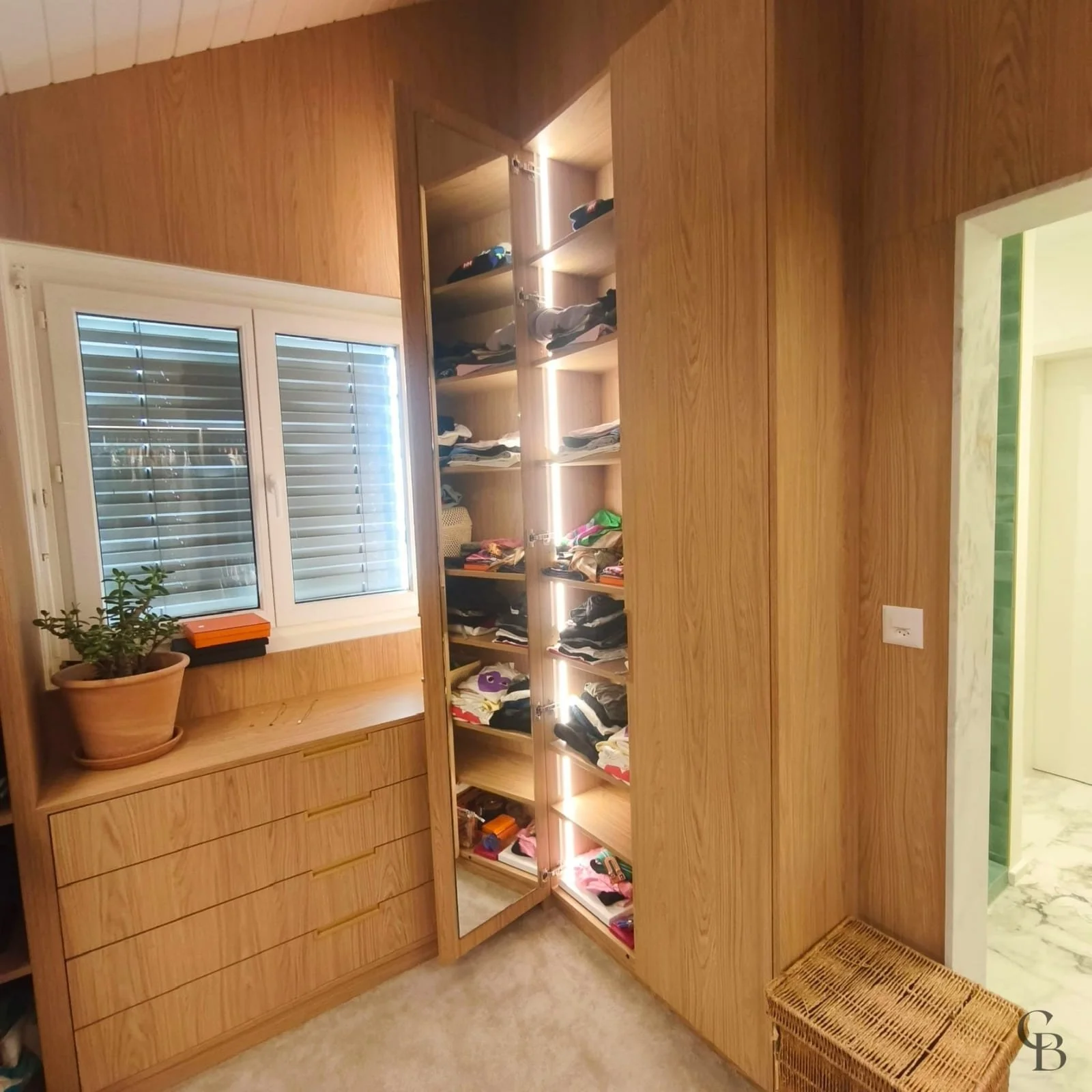 Pensée par Concept & Bois pour offrir un confort d'utilisation optimal, cette armoire sur mesure intègre un éclairage LED automatique qui s'active à l'ouverture des portes. Chaque espace de rangement reste parfaitement accessible tout en mettant en v