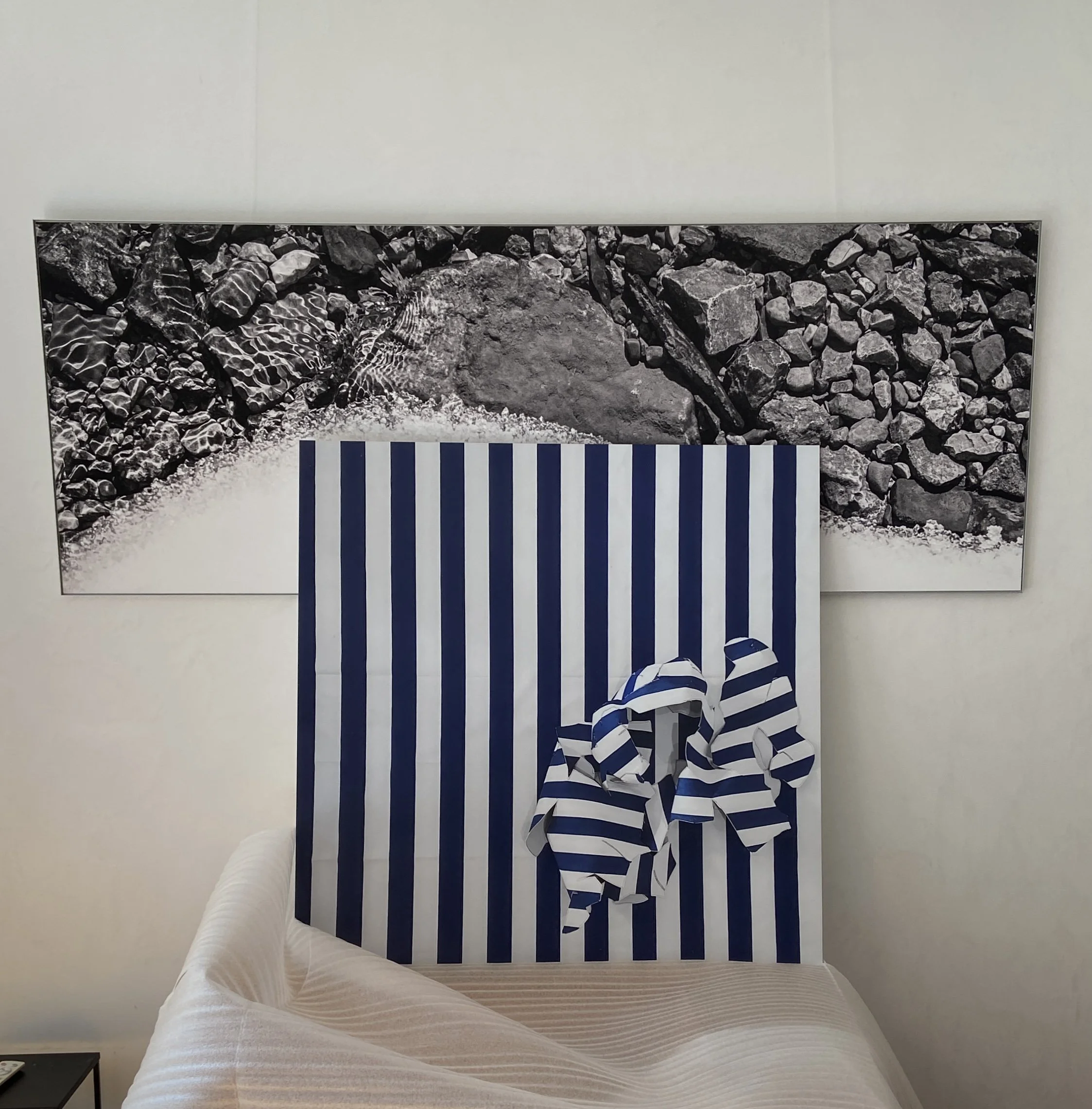 Kunst an die Wand. Ein Leitfaden für alle, die noch nie ein Bild aufgehängt haben und es trotzdem richtig machen wollen.