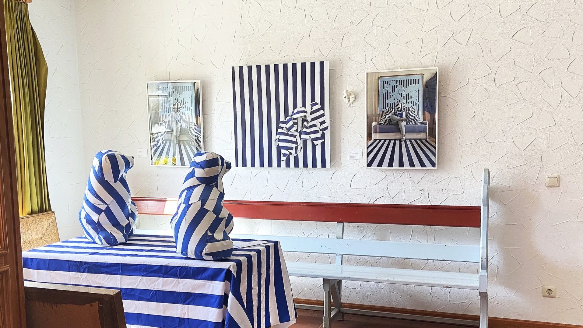 Puffhunde Blau Weiß gestreift schauen sich selbst in ihren Fotos an