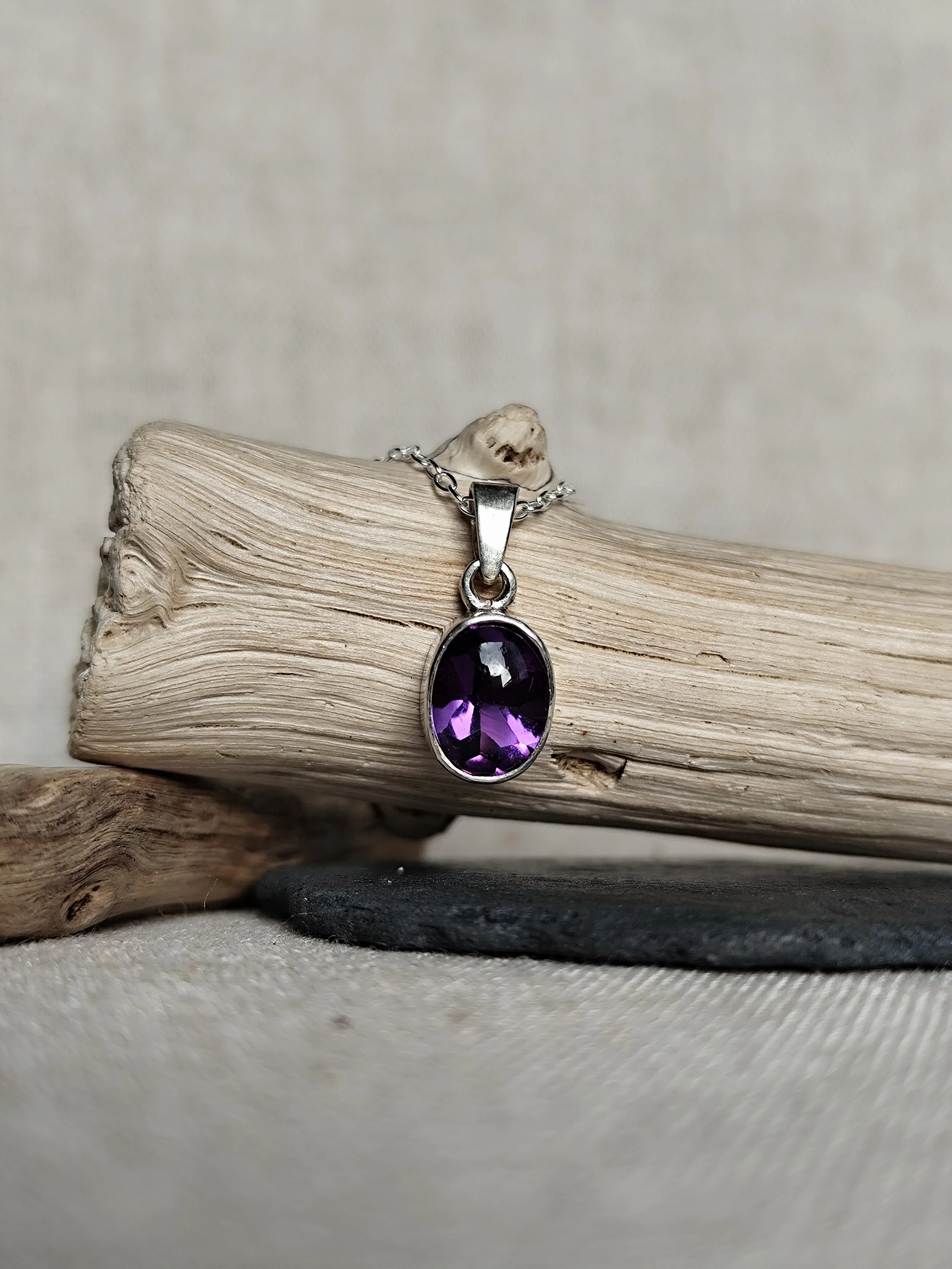 Pendentif en argent rhodié et améthyste