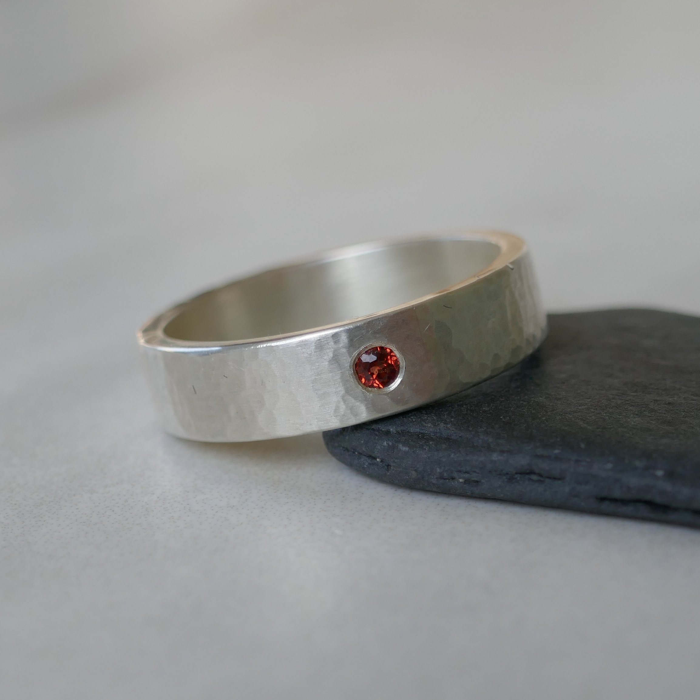 Bague en argent et grenat
