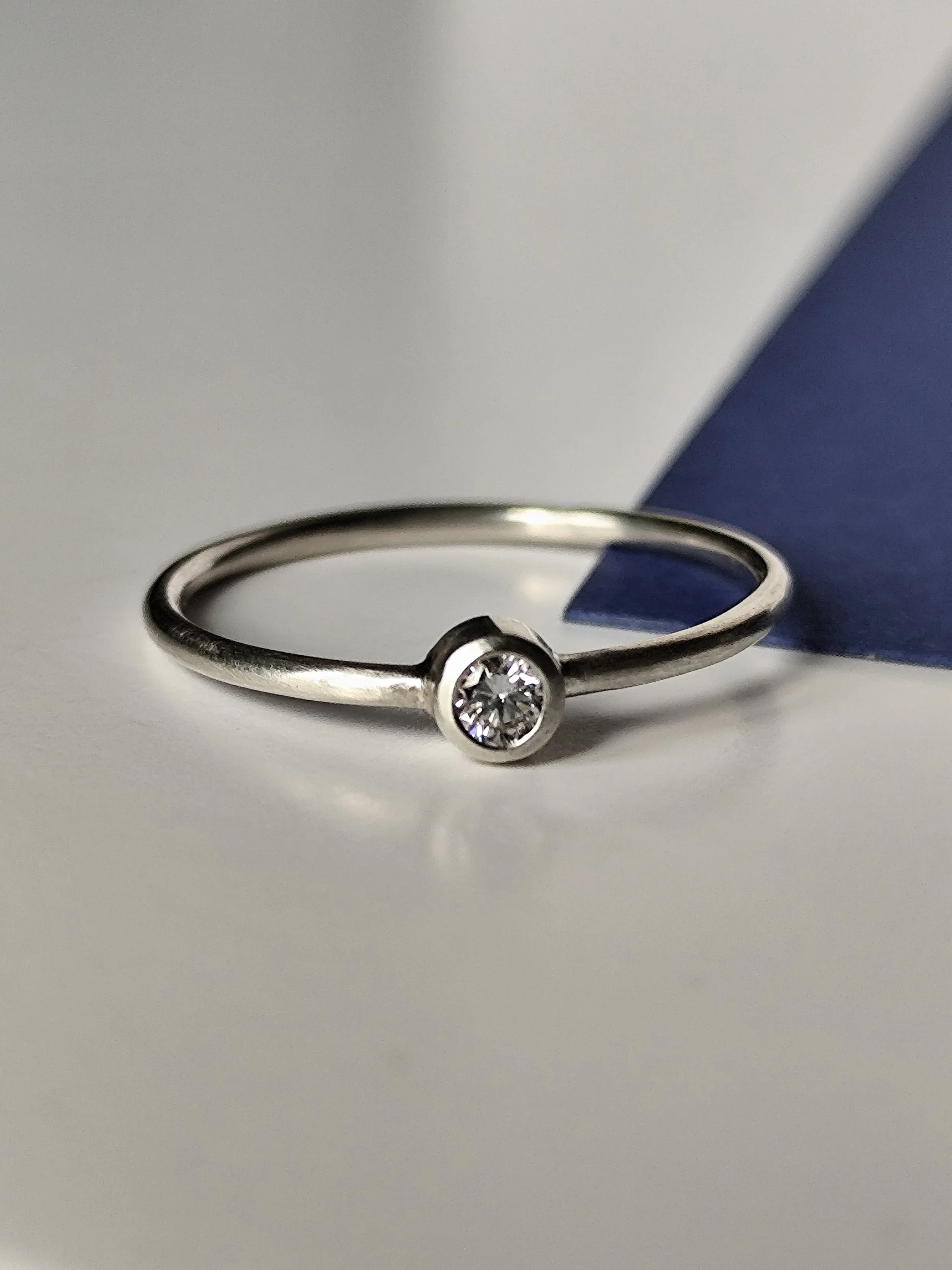 Bague en argent et diamant de synthèse