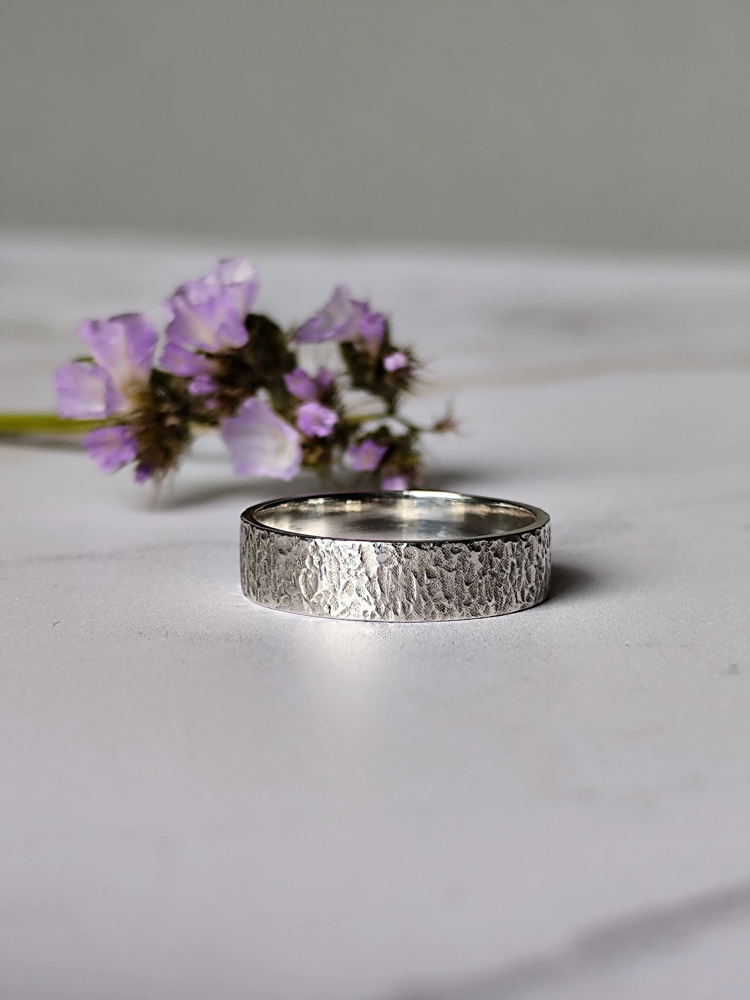 Bague en argent large texture granit